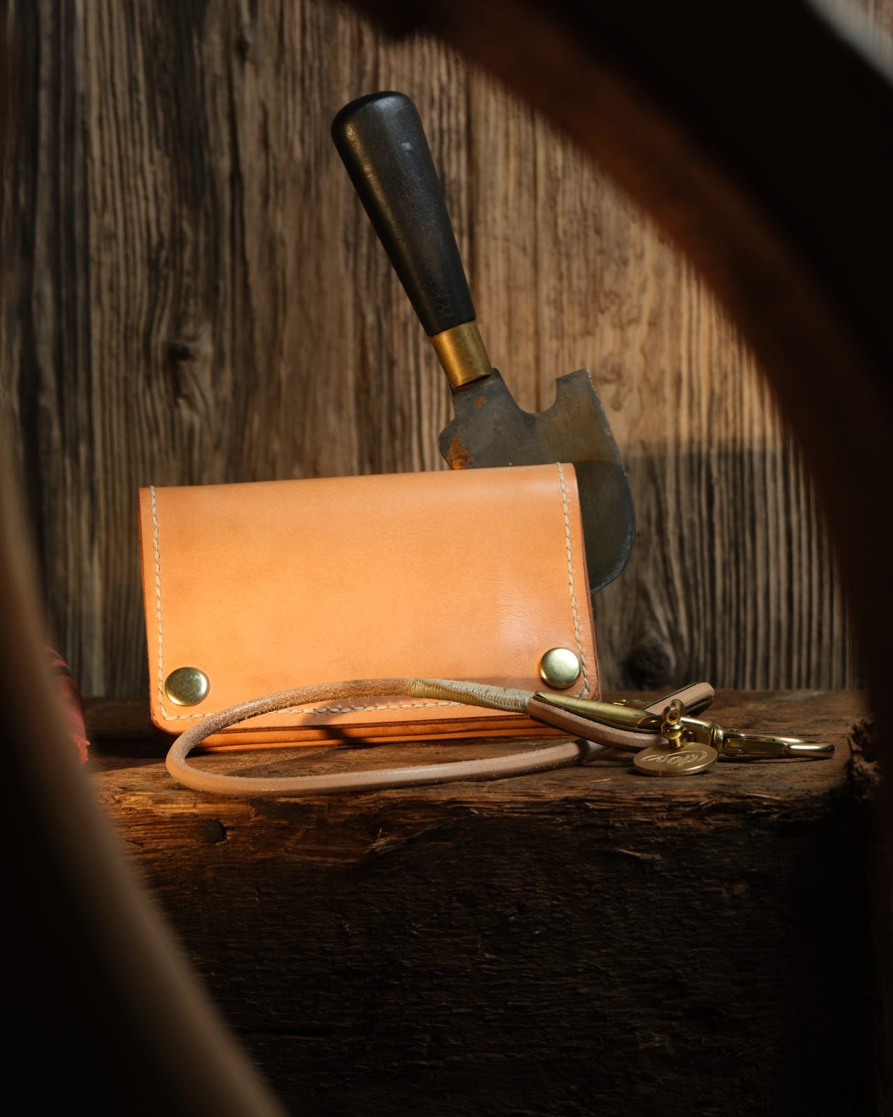 oldpassion Atelier: bur(r)ito Kartenhalter aus echtem, vollnarbigem Leder im warmen Werkstattlicht, Thema echtes Leder erkennen.