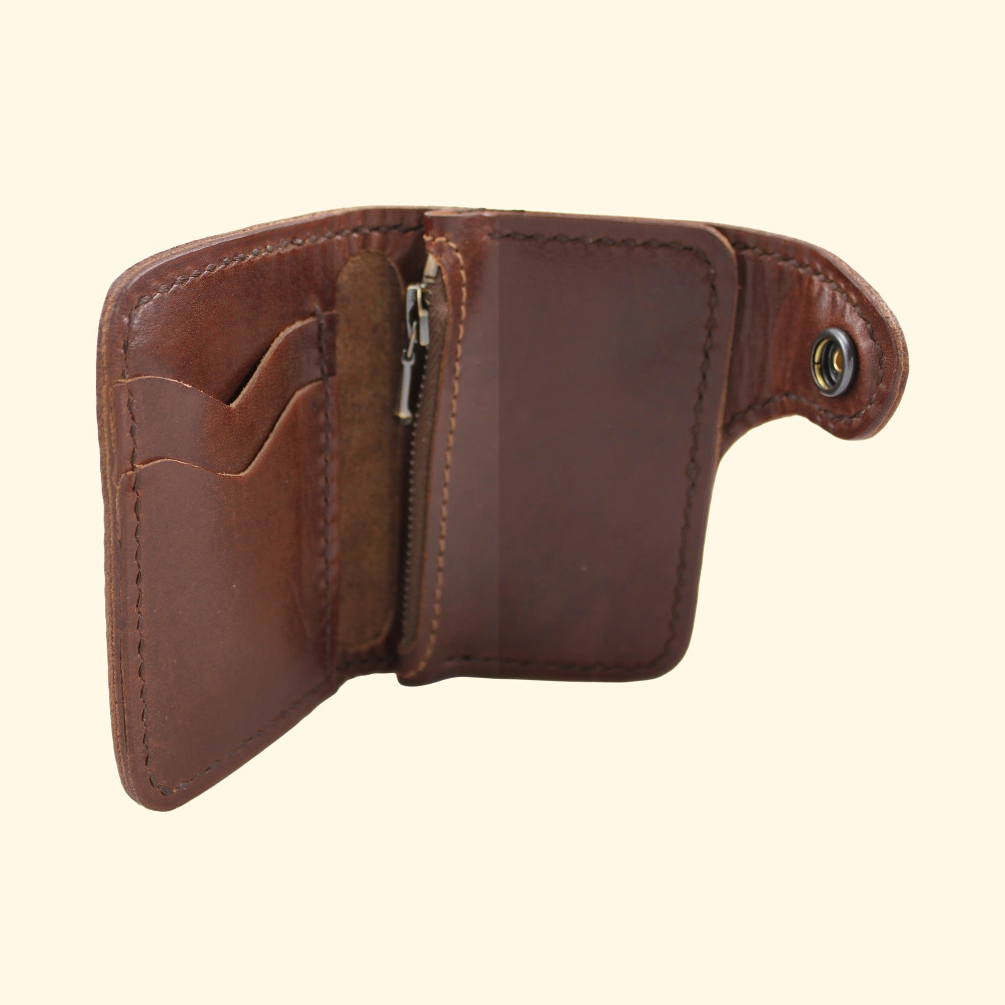 Geöffnetes Oldpassion Snap Wallet aus dunkelbraunem Leder mit dunkelbraunem Faden, Kartenfächern und Münzfach