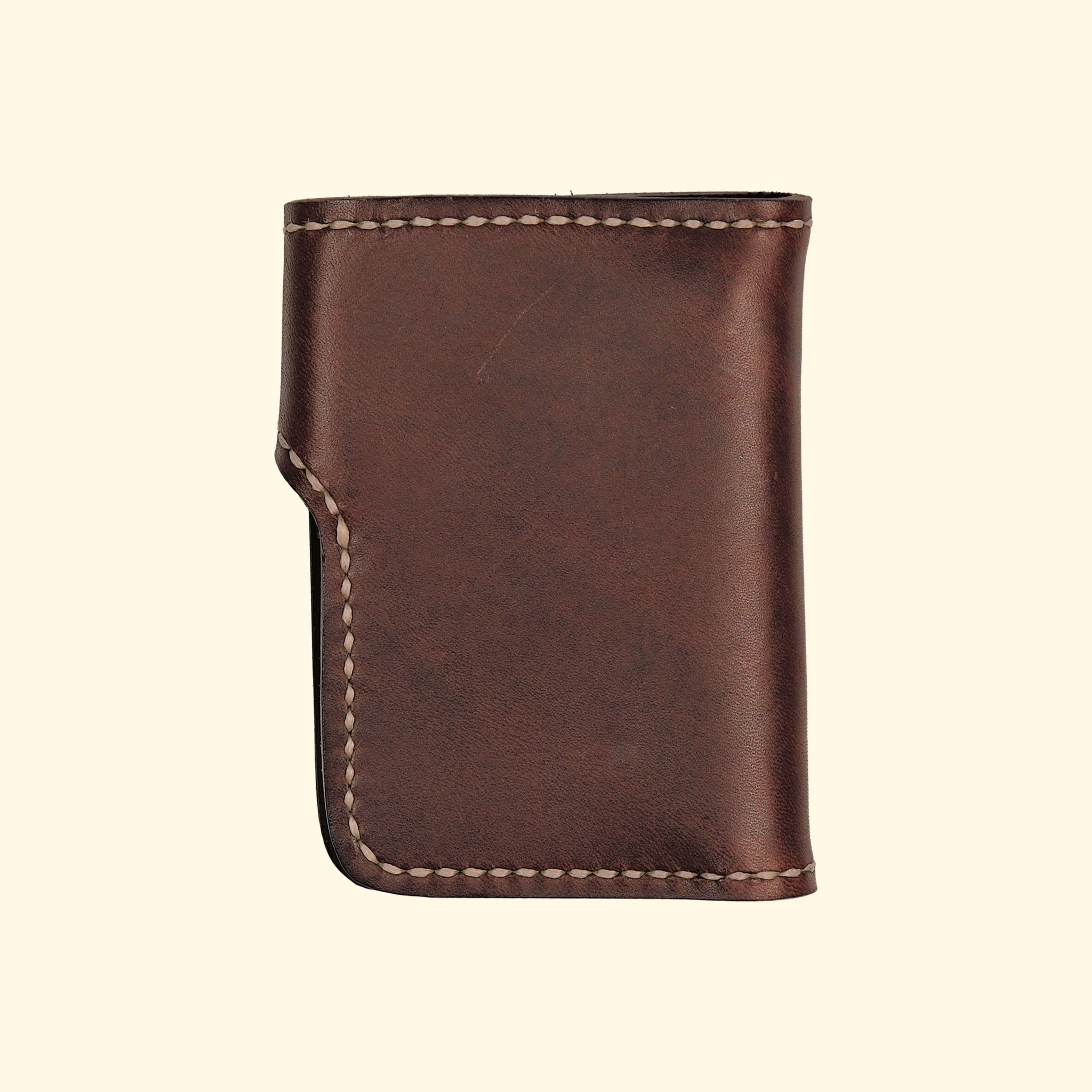Oldpassion Snap Wallet aus dunkelbraunem Leder mit rohweissem Faden, Rückansicht