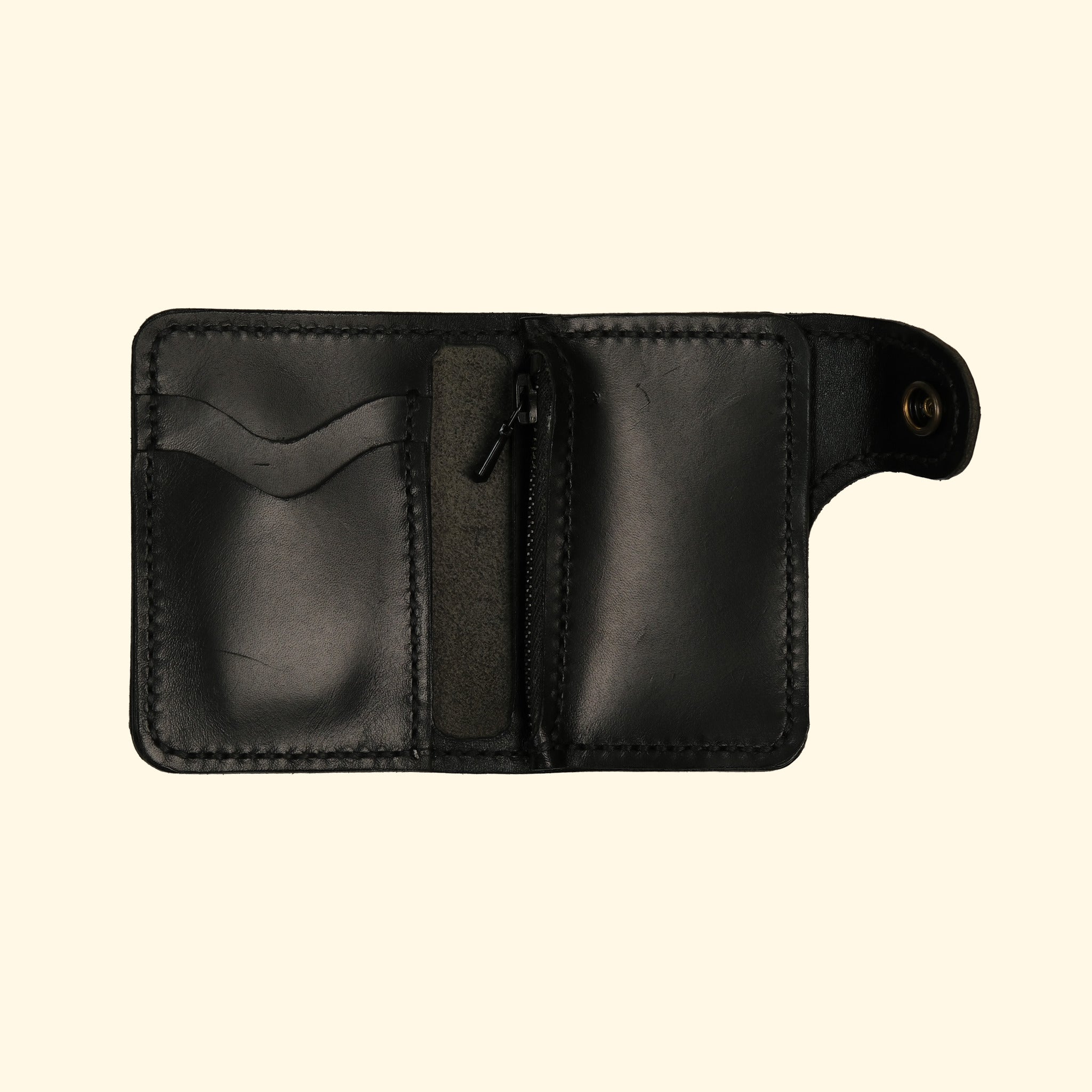 Snap Wallet schwarz mit schwarzem Faden, geöffnet mit Kartenfächern und Münzfach, oldpassion