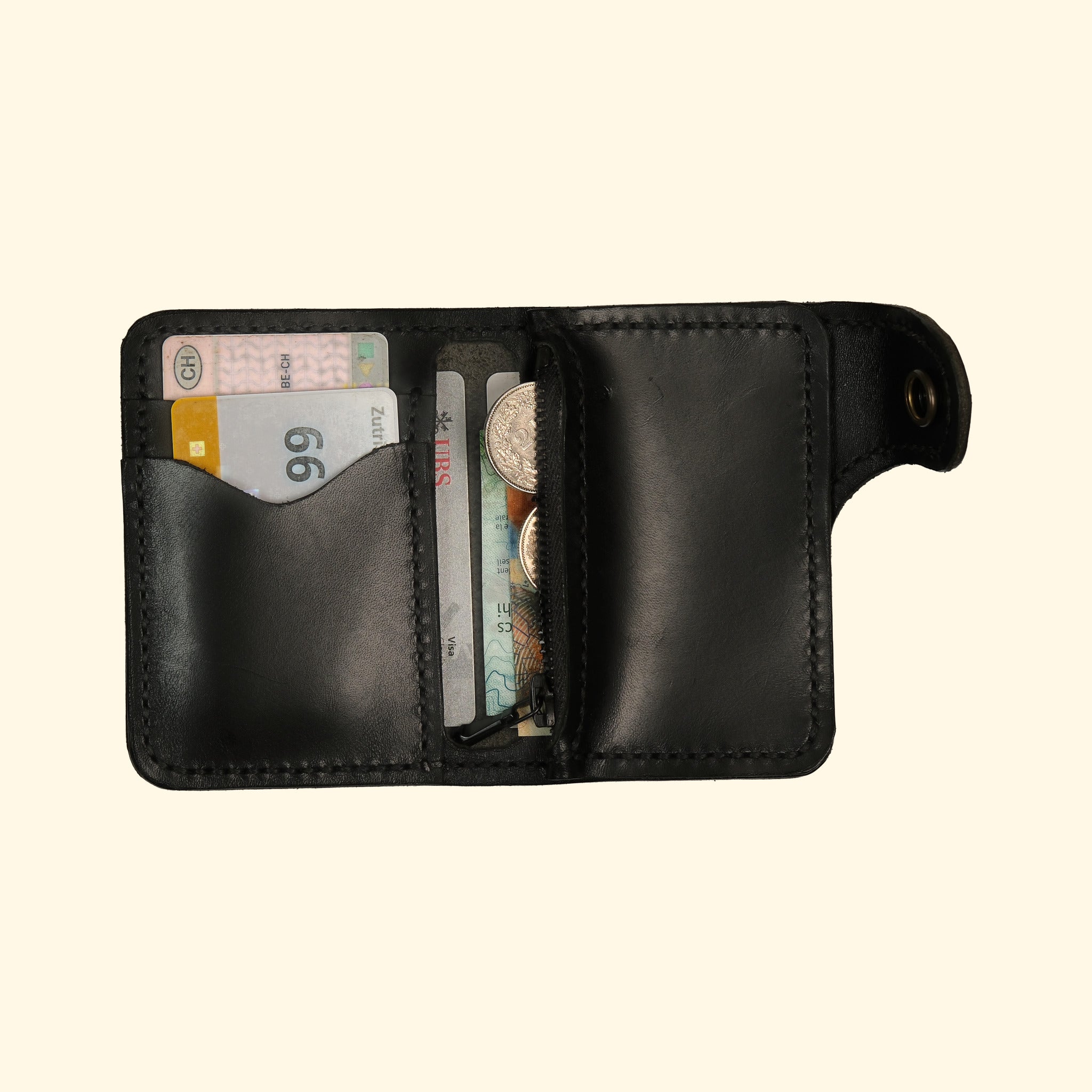 Snap Wallet schwarz mit schwarzem Faden, geöffnet und mit Karten bestückt, oldpassion