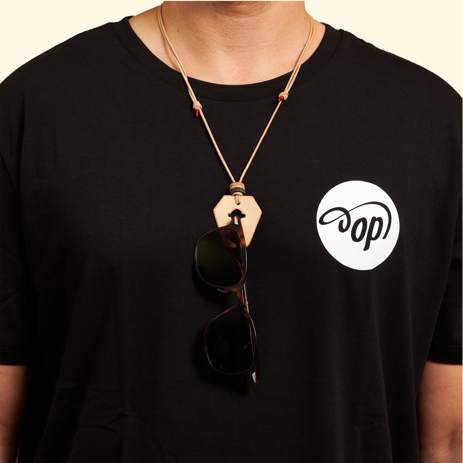 Eyeglasses-Necklace-Echtleder-Brillenkette-Nature-oldpassion-from-prison-with-love-t-shirt-black