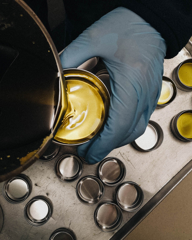 Marbee-all-natural-leather-balm-herstellung-11_Abfüllen-der-Lederpflege