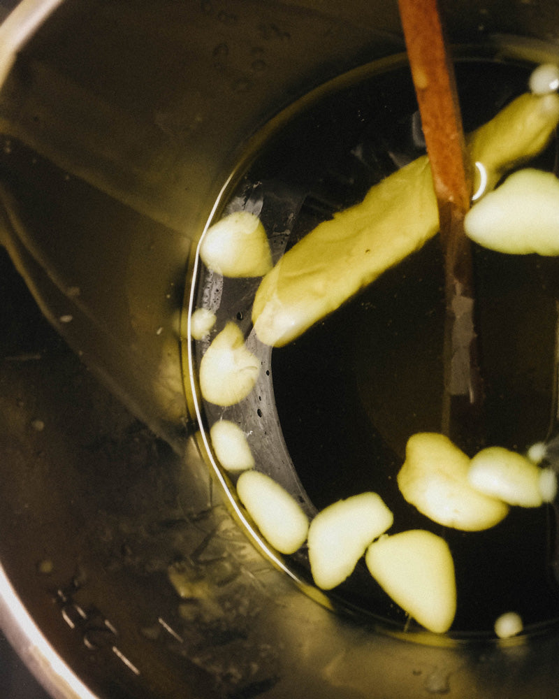 Marbee-all-natural-leather-balm-herstellung-9_Erwärmen-der-Lederpflegemischung-im-Wasserbad