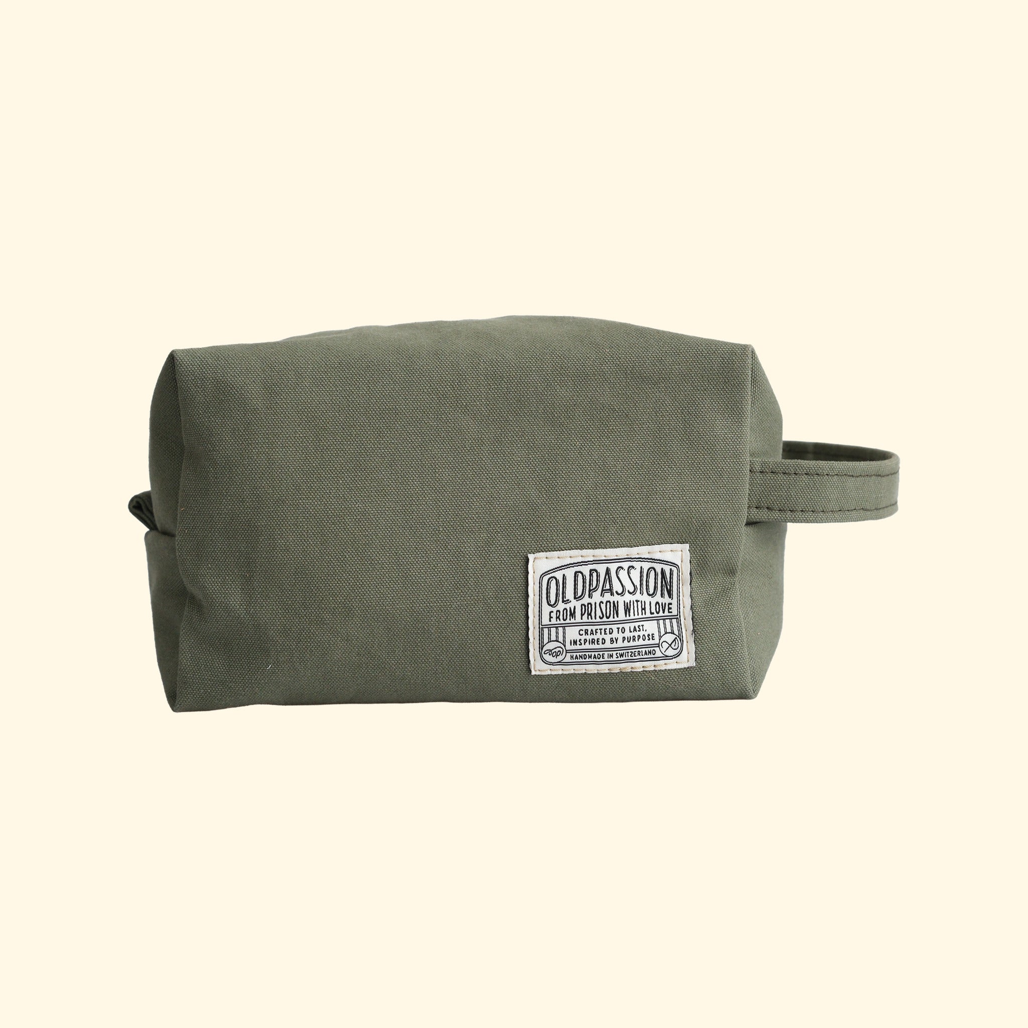 Canvas Dopp Kit No.1, olive, Vorderseite mit eingewebter Etikette