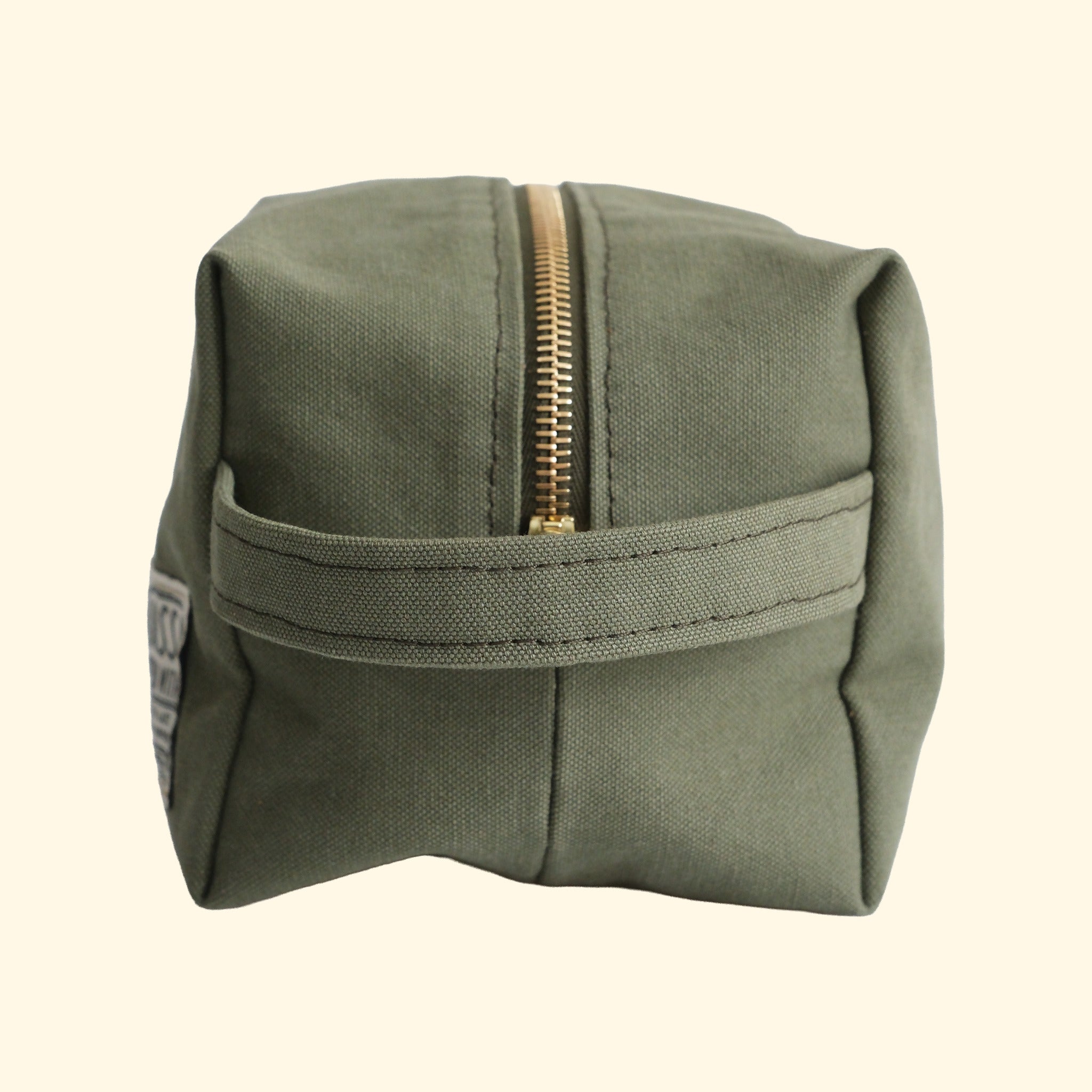 Canvas Dopp Kit No.1, olive, Seitenansicht mit Henkel und Canvas-Lasche