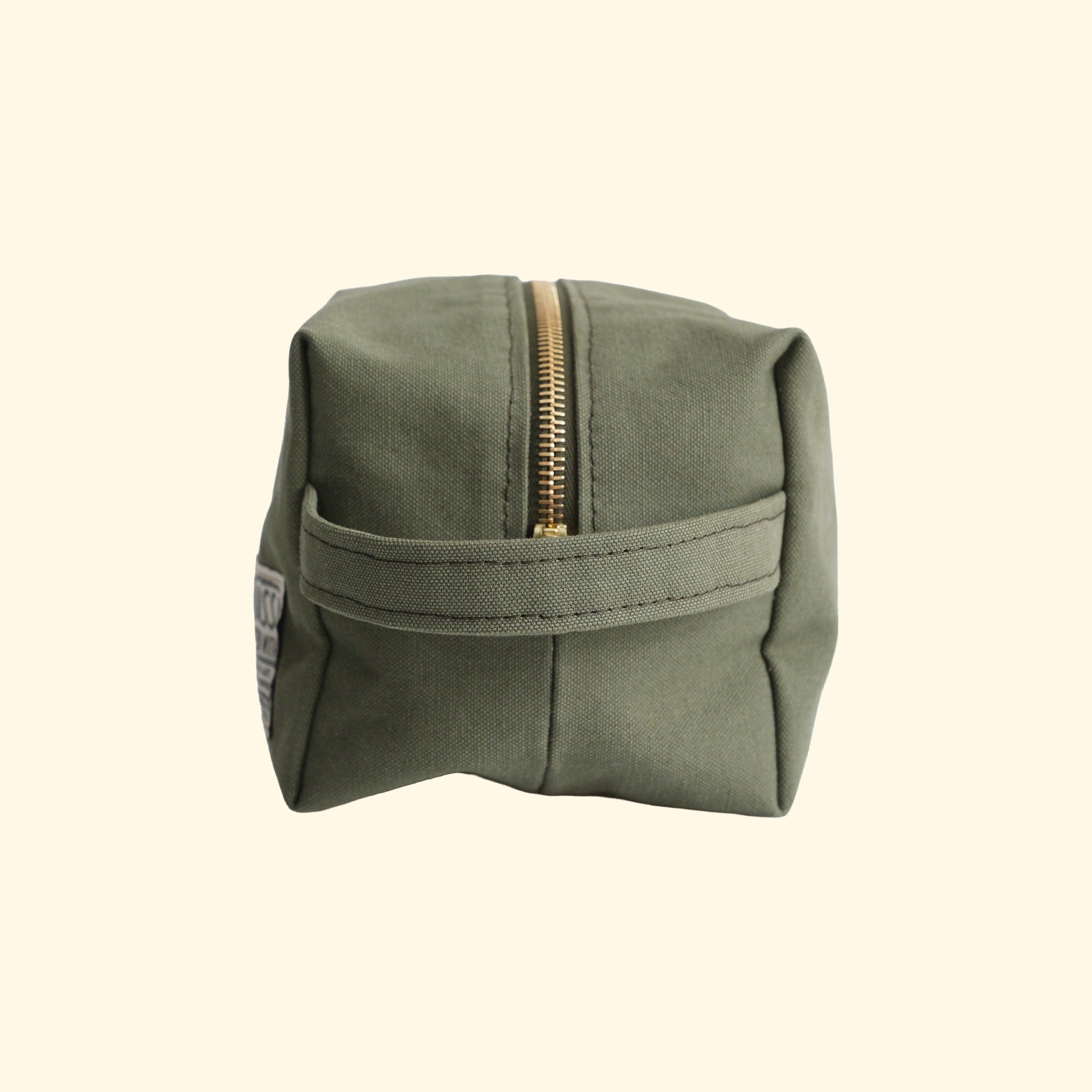 Canvas Dopp Kit No.1, olive, Seitenansicht mit Henkel und Canvas-Lasche