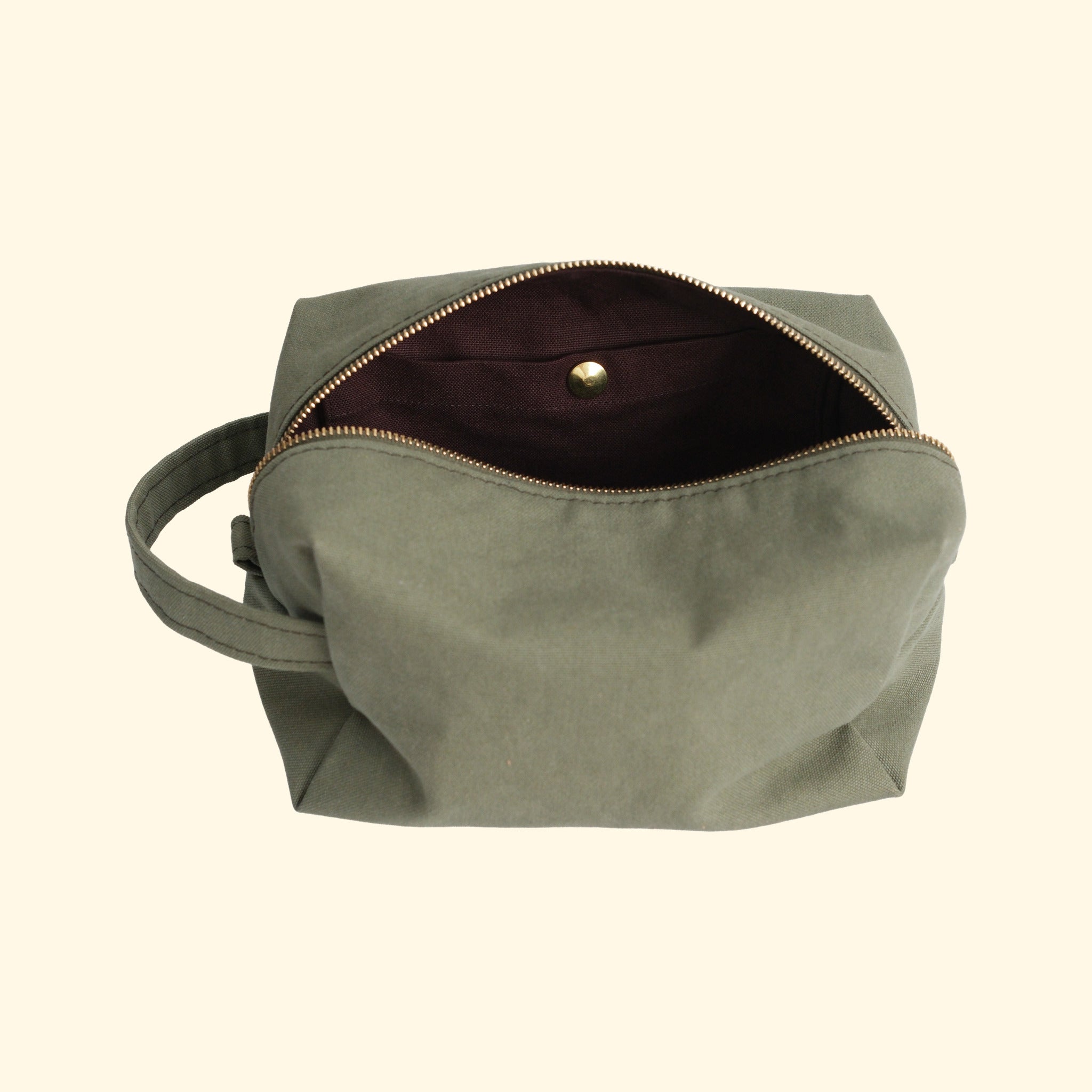 Canvas Dopp Kit No.1, olive, geöffnet mit Innenfach und Futter in Aubergine