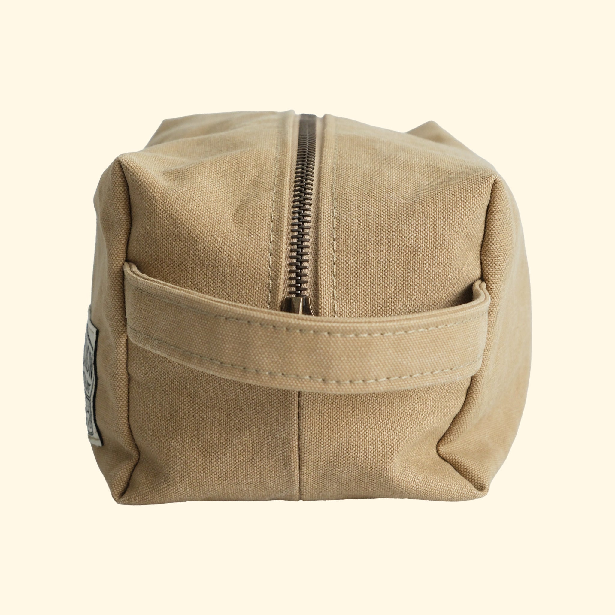 Canvas Dopp Kit No.1, sand, Seitenansicht mit Henkel und Canvas-Lasche