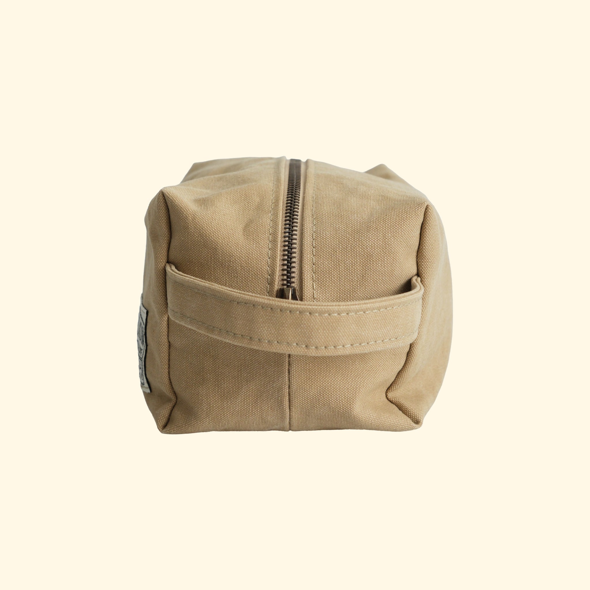 Canvas Dopp Kit No.1, sand, Seitenansicht mit Henkel und Canvas-Lasche
