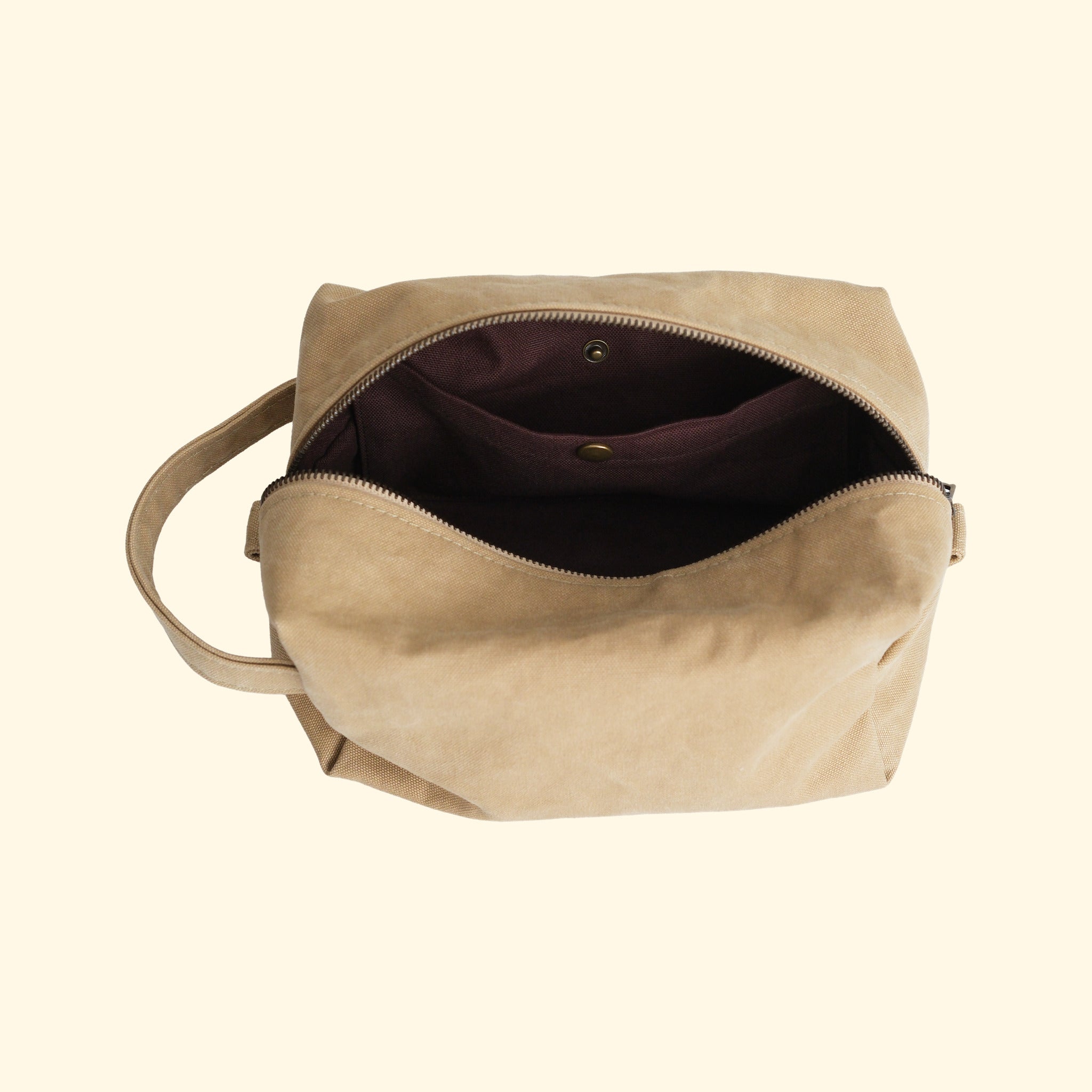 Canvas Dopp Kit No.1, sand, geöffnet mit Innenfach und Futter in Aubergine