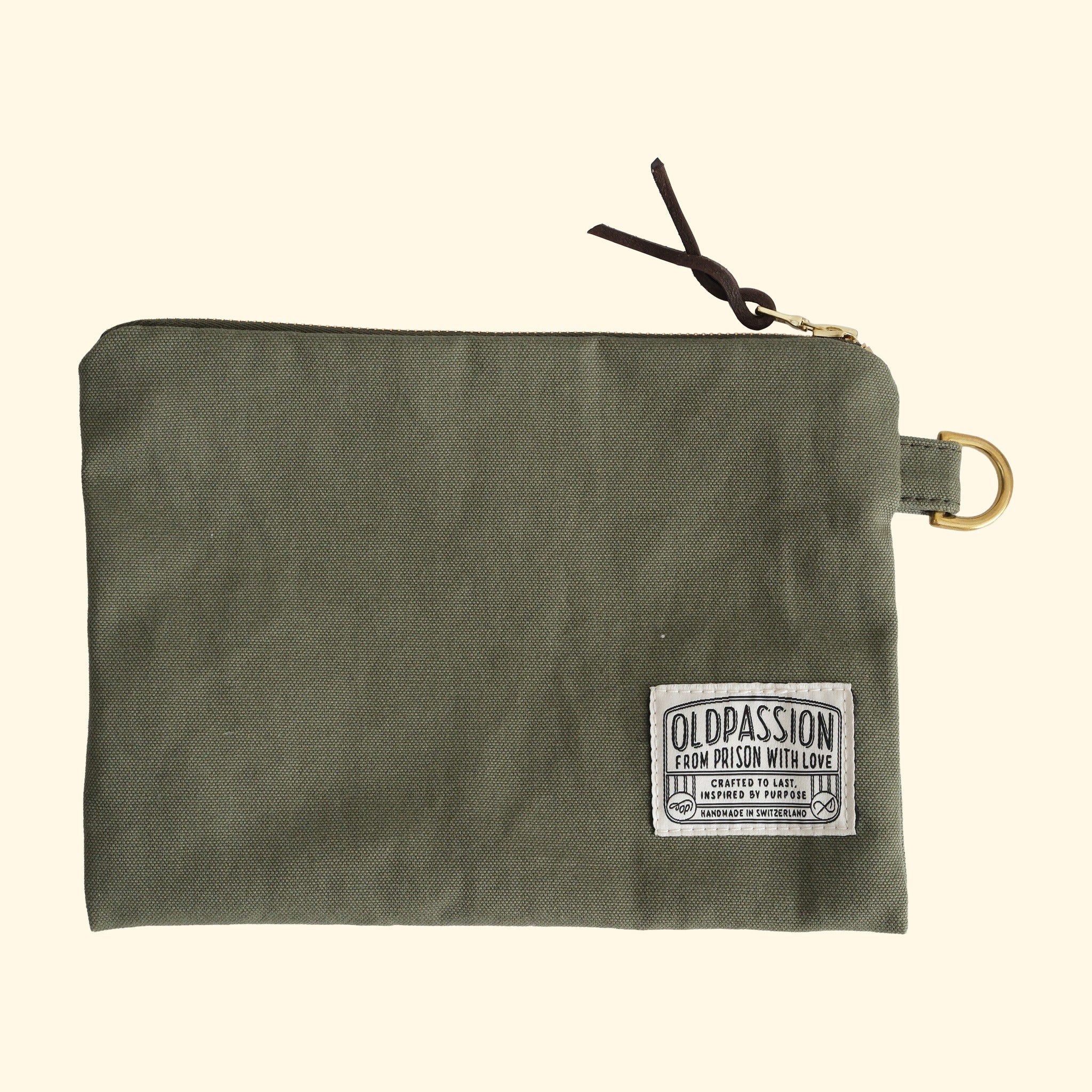 Canvas Pouch No.1, olive, Vorderseite mit eingewebter Etikette