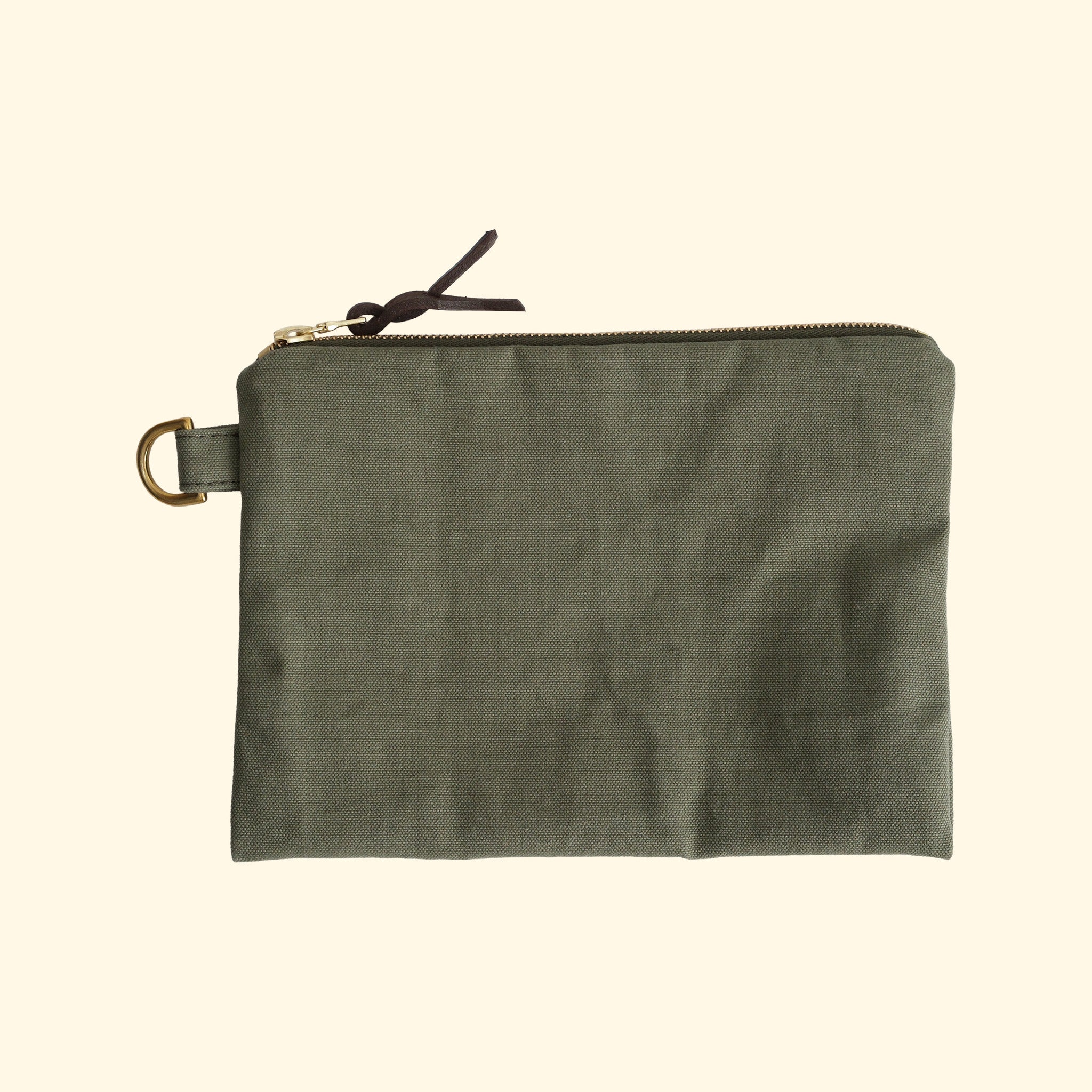 Canvas Pouch No.1, olive, Rückseite mit D-Ring aus Messing