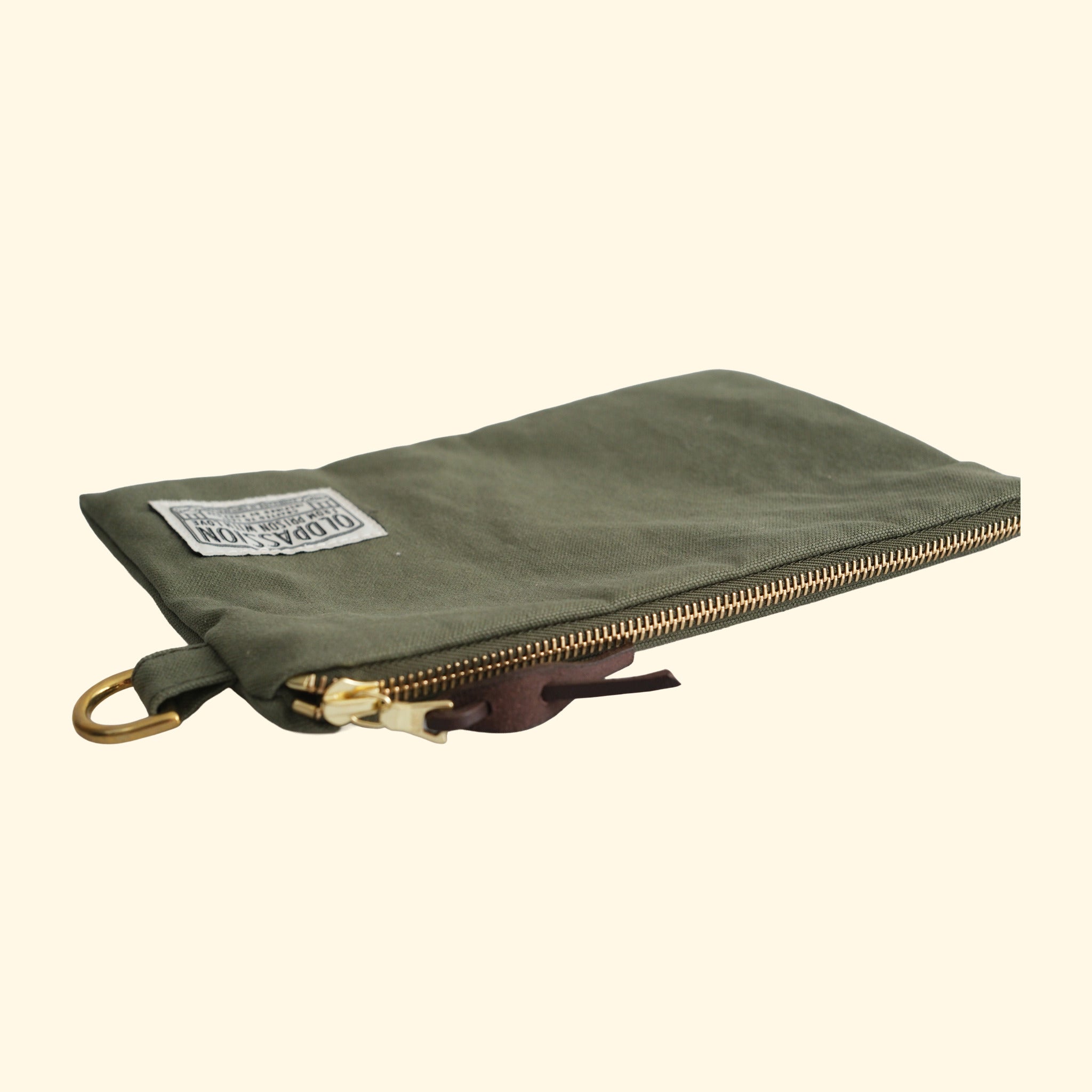 Canvas Pouch No.1, olive, Schrägansicht mit RIRI-Reissverschluss