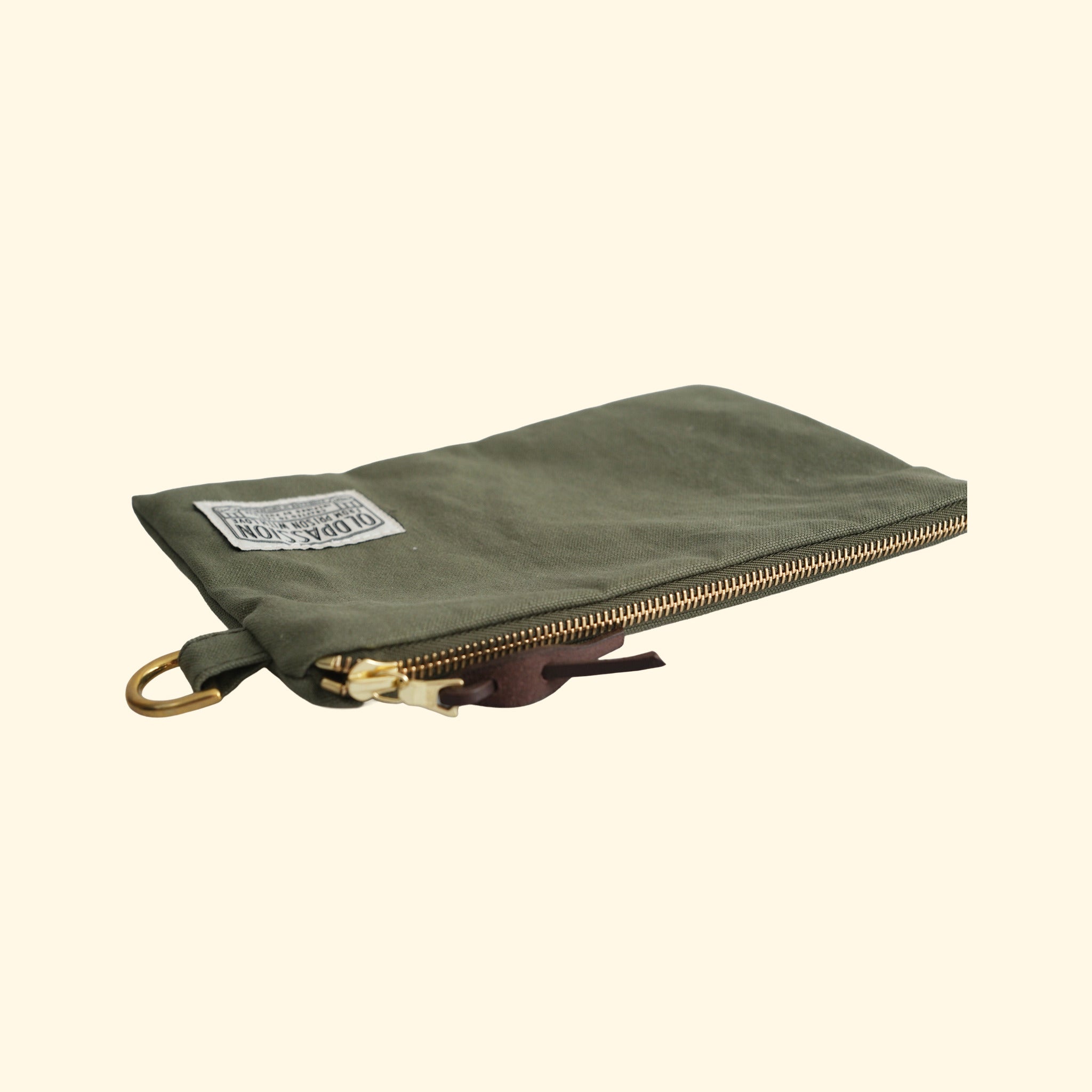 Canvas Pouch No.1, olive, Schrägansicht mit RIRI-Reissverschluss