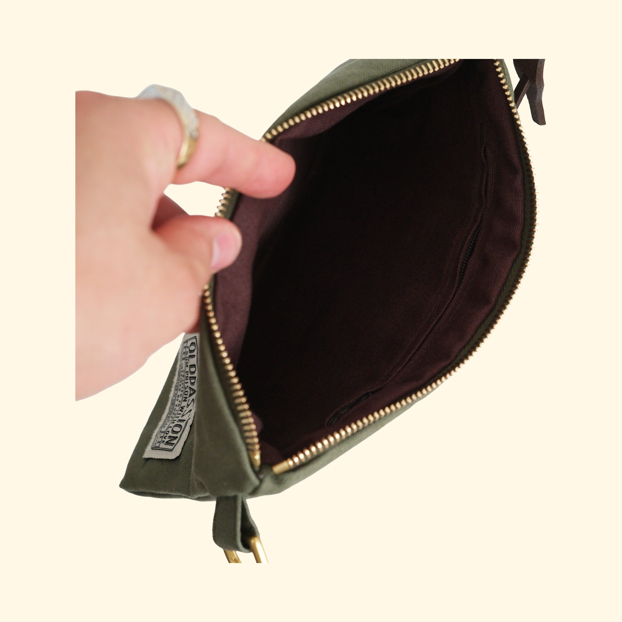 Canvas Pouch No.1, olive, geöffnet mit Futter in Aubergine