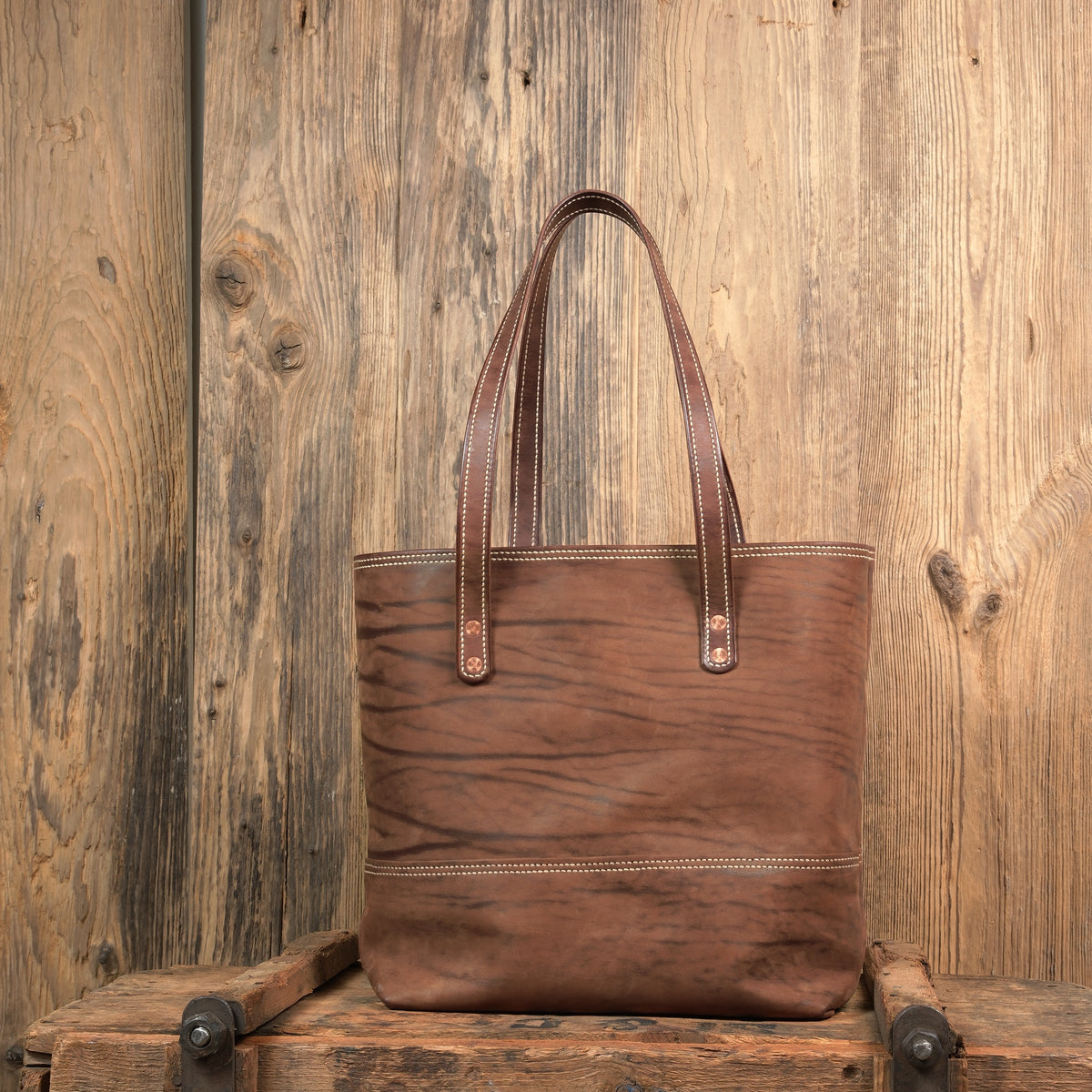 Leather Tote Bag No.1, braun gesprenkelt, Gesamtansicht vor einem Holzhintergrund