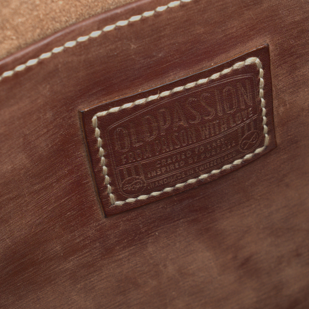 Leather Tote Bag No.1, braun gesprenkelt, Nahaufnahme des aufgenähten Logos und der Naht
