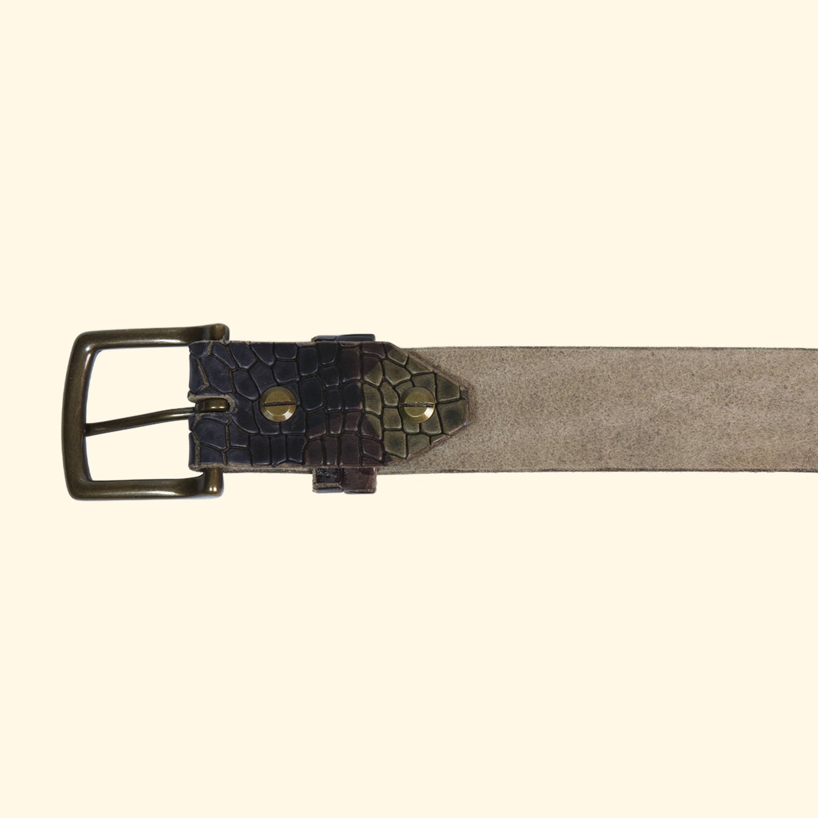 Rückseite des oldpassion Ledergürtels op belt Croccu Camo Verde mit antikfarbener Messingschnalle und verschraubtem Croco-Camouflage-Leder