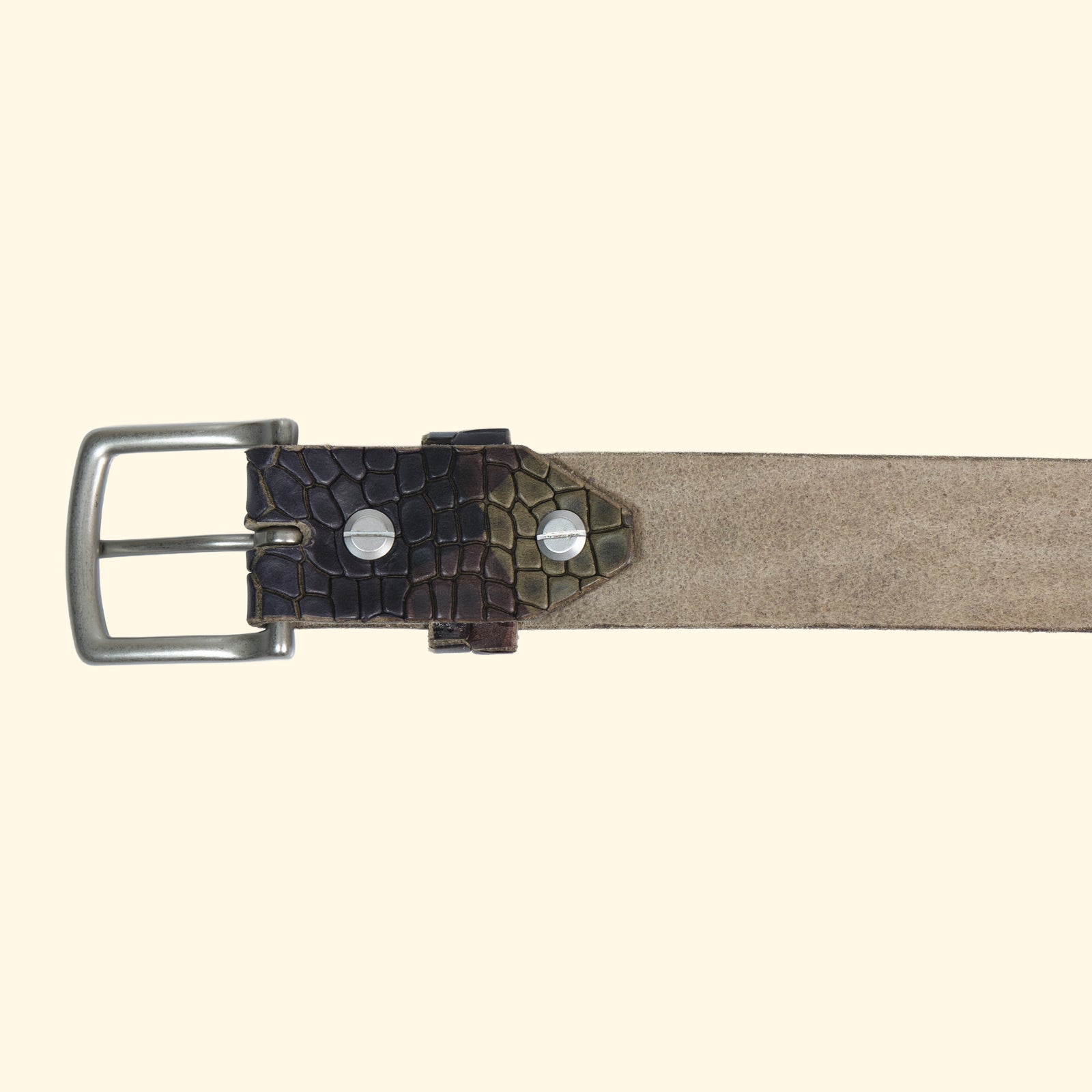 Rückansicht des oldpassion Gürtels op belt Croccu Camo Verde mit silberfarbener Messingschnalle und verschraubtem Leder in Croco-Camouflage-Prägung