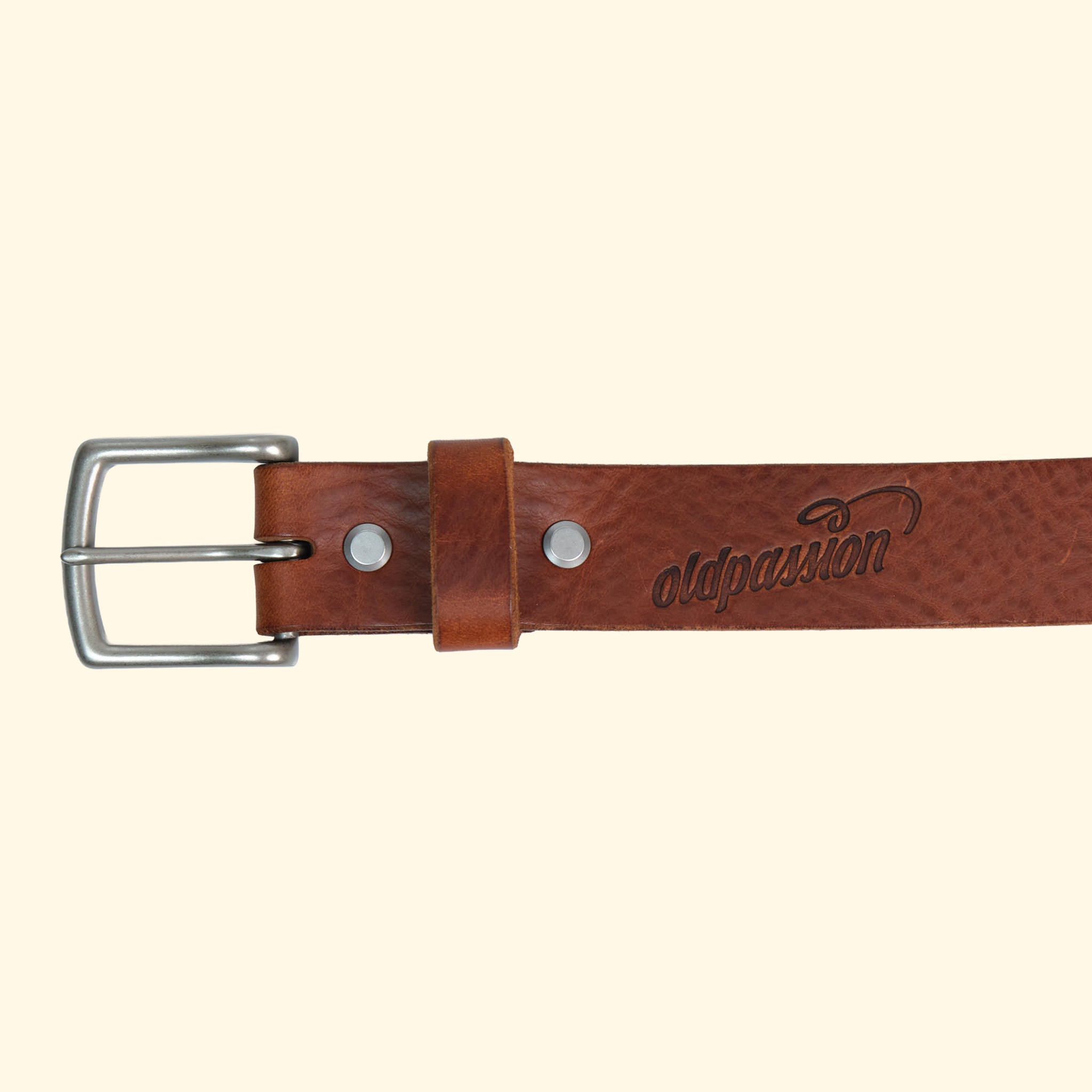 Detailansicht des op belt in Old England Marrone mit silberner Schnalle, geprägtem oldpassion-Logo und markanter Lederstruktur.