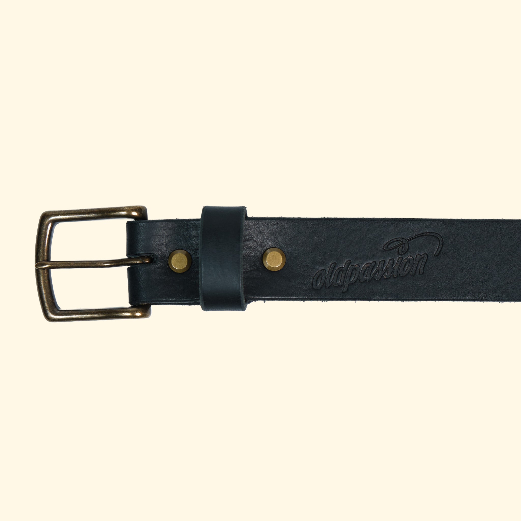 Detailansicht des op belt in Old England Nero mit antik-farbener Schnalle, dezenter Prägung und feiner Lederstruktur.