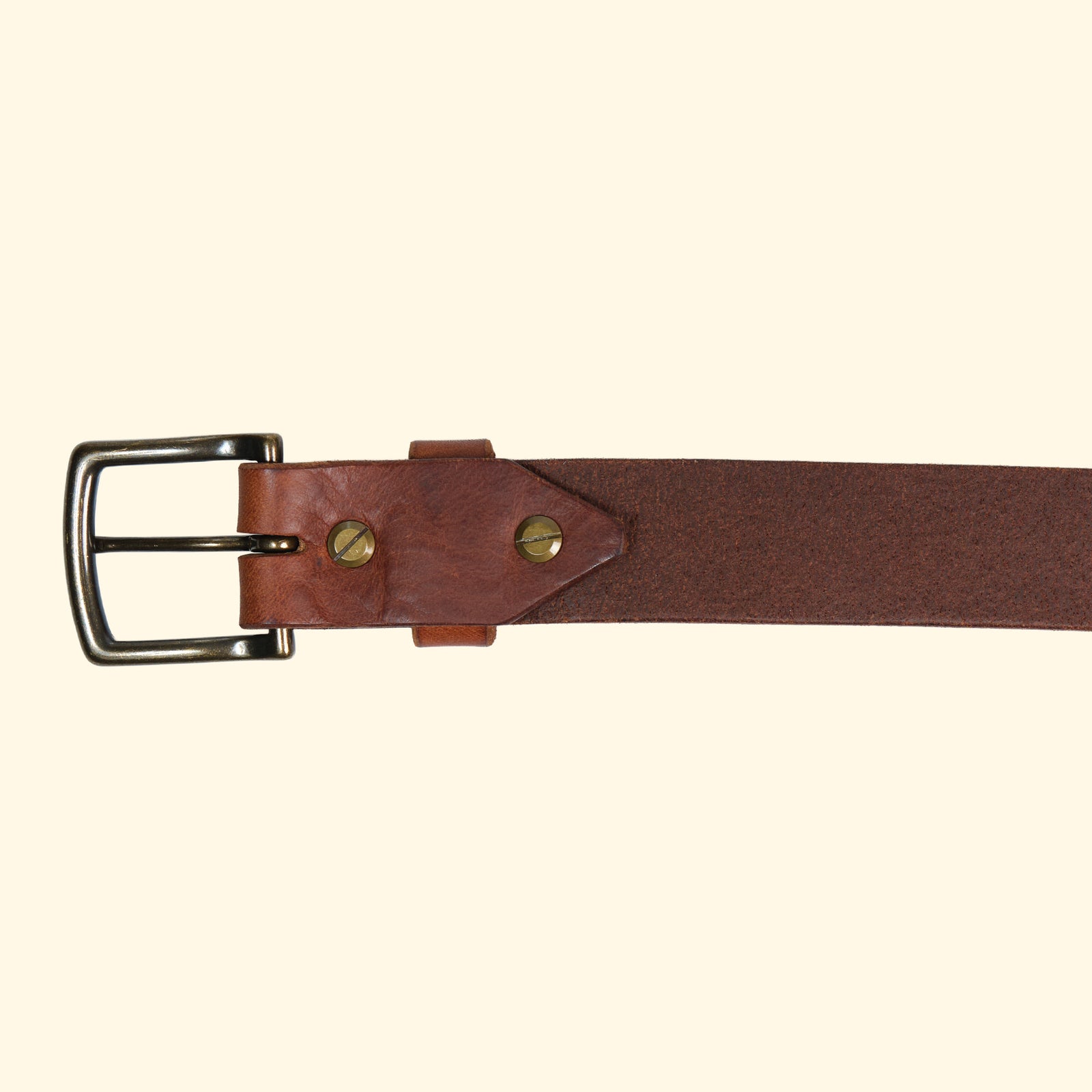 Rückansicht des op belt in Old England Marrone mit antik-farbener Messingschnalle und naturbelassener Lederinnenseite.