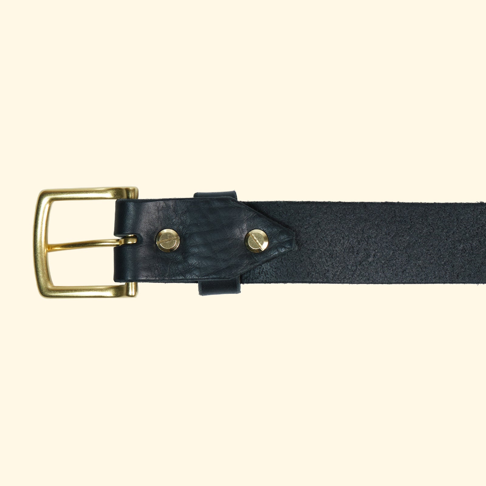 Rückansicht des op belt in Old England Nero mit goldfarbener Messingschnalle und naturbelassener Lederinnenseite.