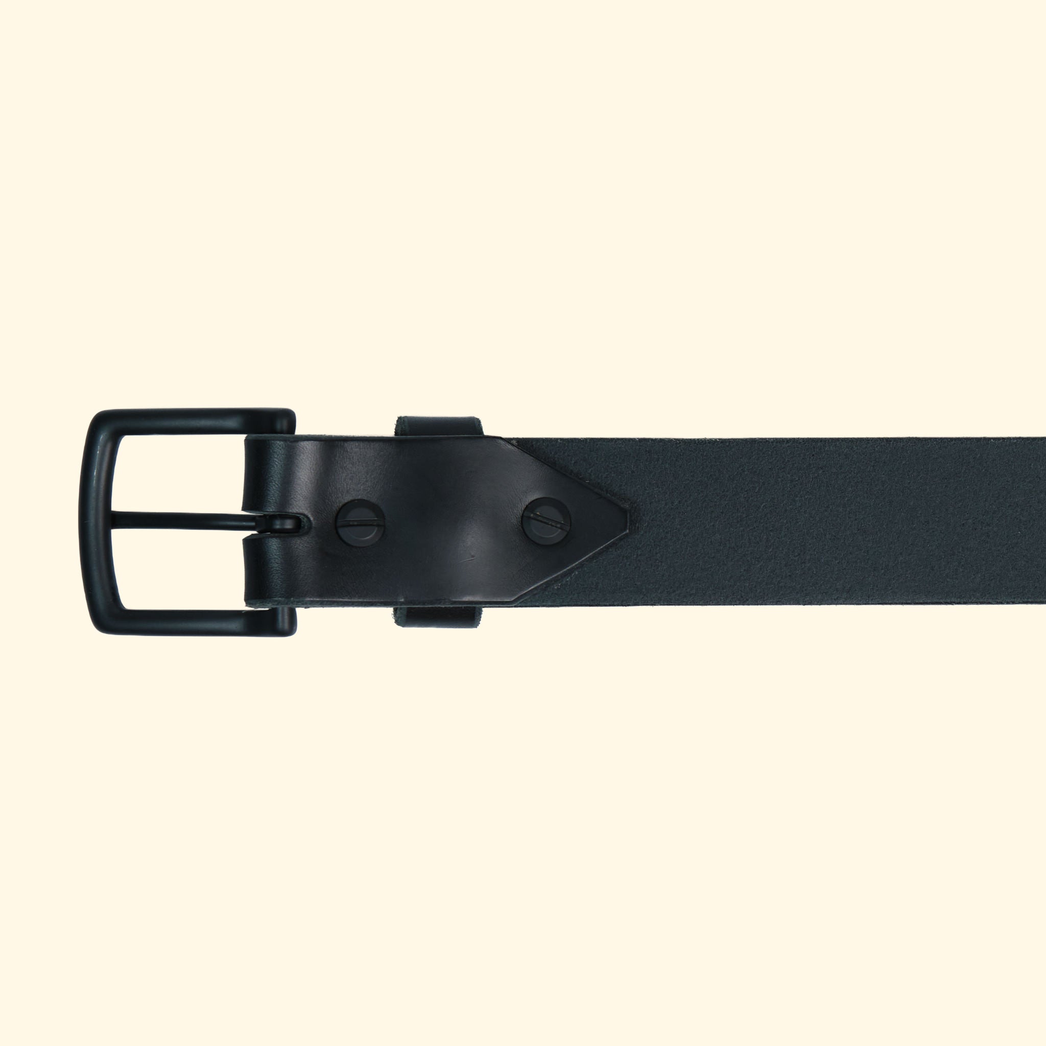 Rückansicht des op belt in Rocky Nero mit schwarzer Schnalle, geschwärzten Schraubnieten und geschliffener Lederinnenseite.