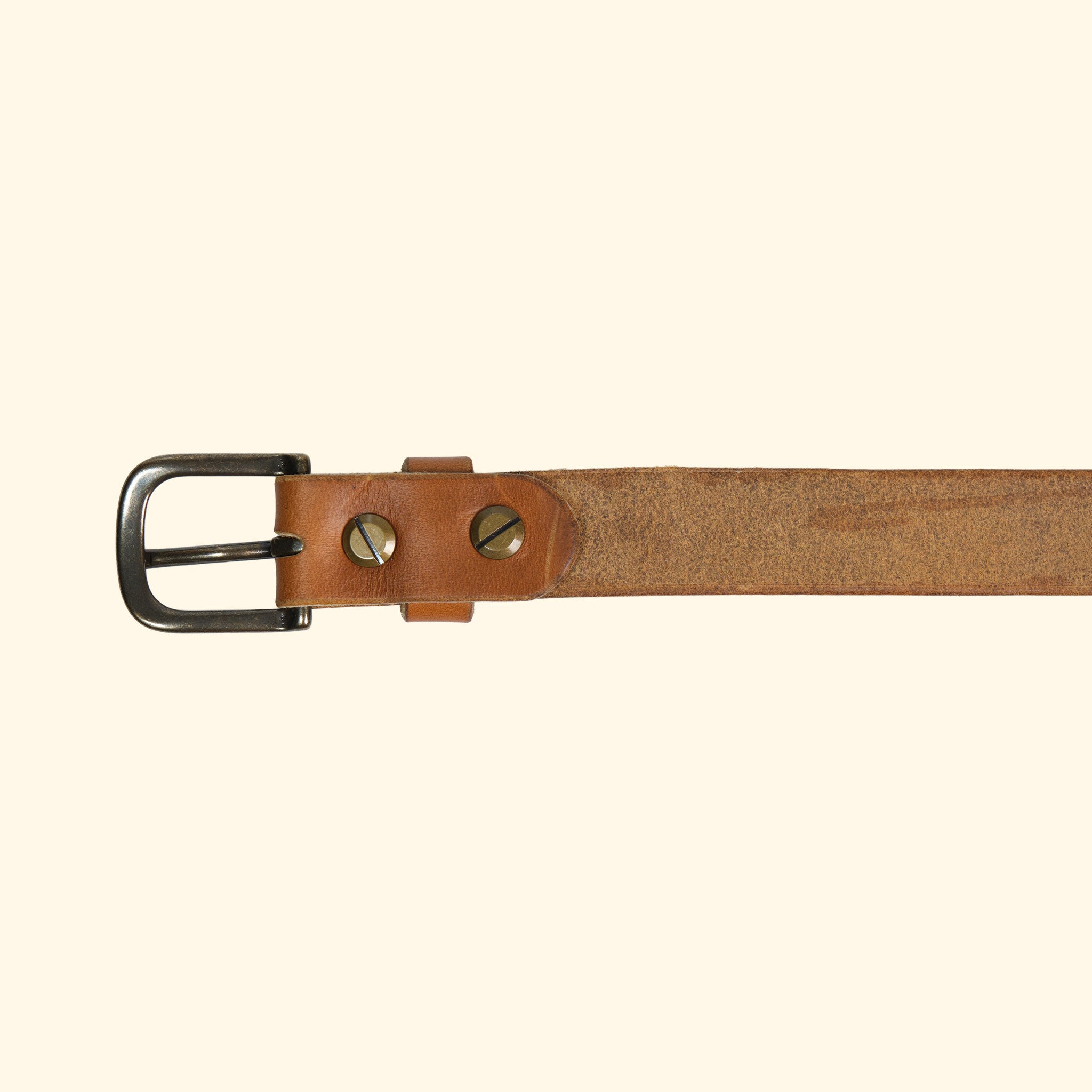 Rückansicht des op belt slim in Sunflower mit antiker Dornschliesse, massiven Schraubnieten und naturbelassener Lederinnenseite – aus Horween Cavalier Leder, handgefertigt in der Schweiz.