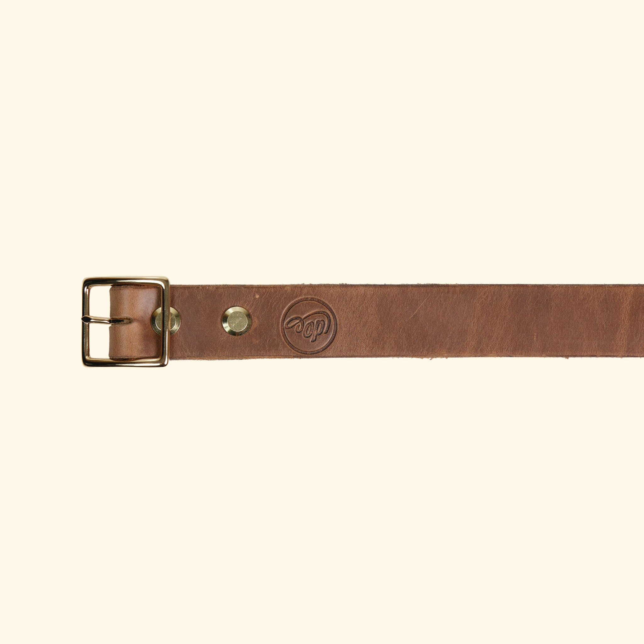Aussenseite des oldpassion Gürtelmodells op belt slim aus Horween Chromexcel in Natural mit goldfarbener Mittelsteg-Dornschliesse und Präglogo.