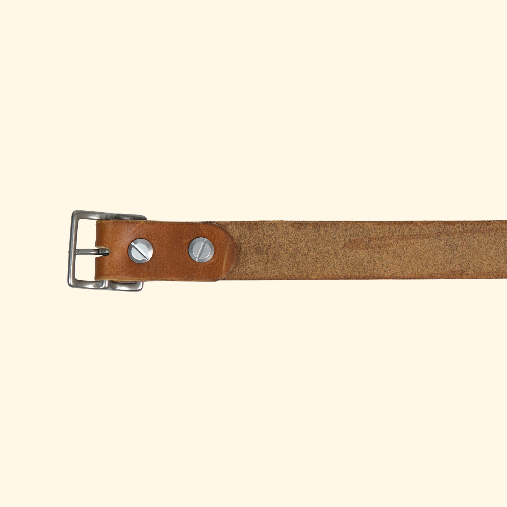 Innenansicht des oldpassion op belt slim mit silberner Schnalle und verschraubtem Riemen – Rückseite aus unbehandeltem Horween Cavalier Leder