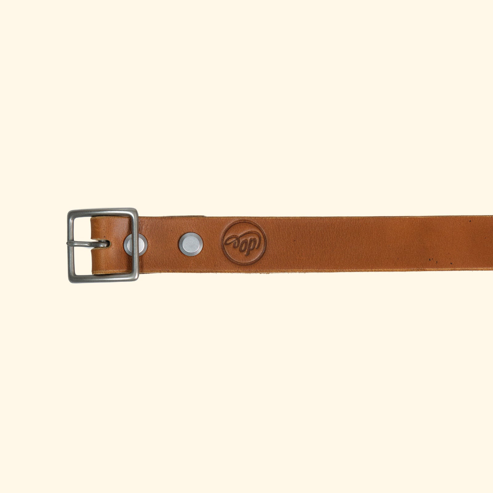 Detailansicht des oldpassion op belt slim in Sunflower mit silberner Mittelsteg-Schnalle und geprägtem op Logo – handgefertigt aus Horween Cavalier Leder