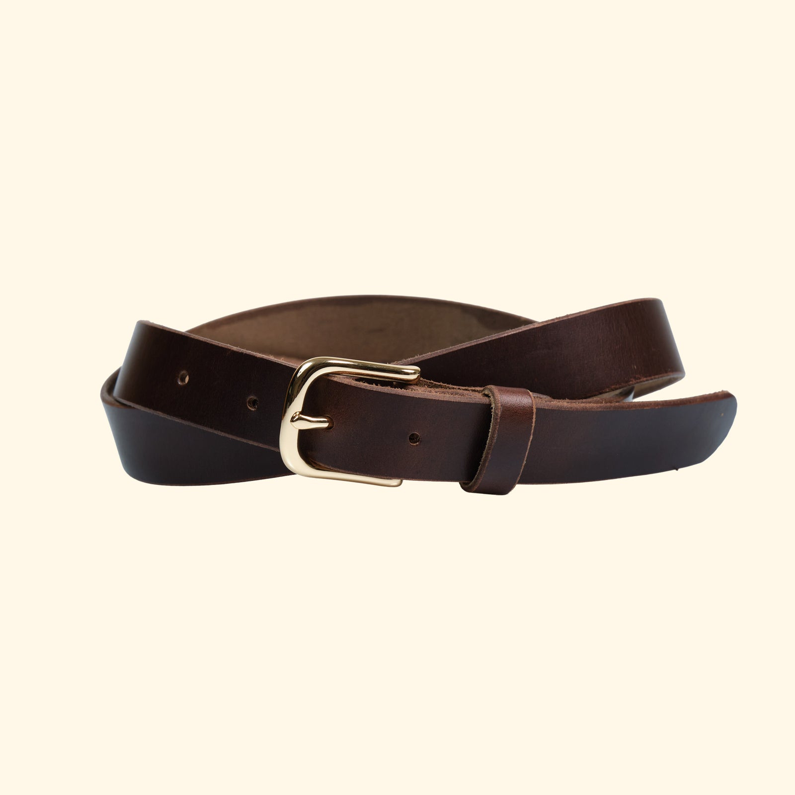 op belt slim aus Horween Chromexcel Leder in Natural mit goldfarbener Dornschliesse – Seitenansicht in leichter Biegung.