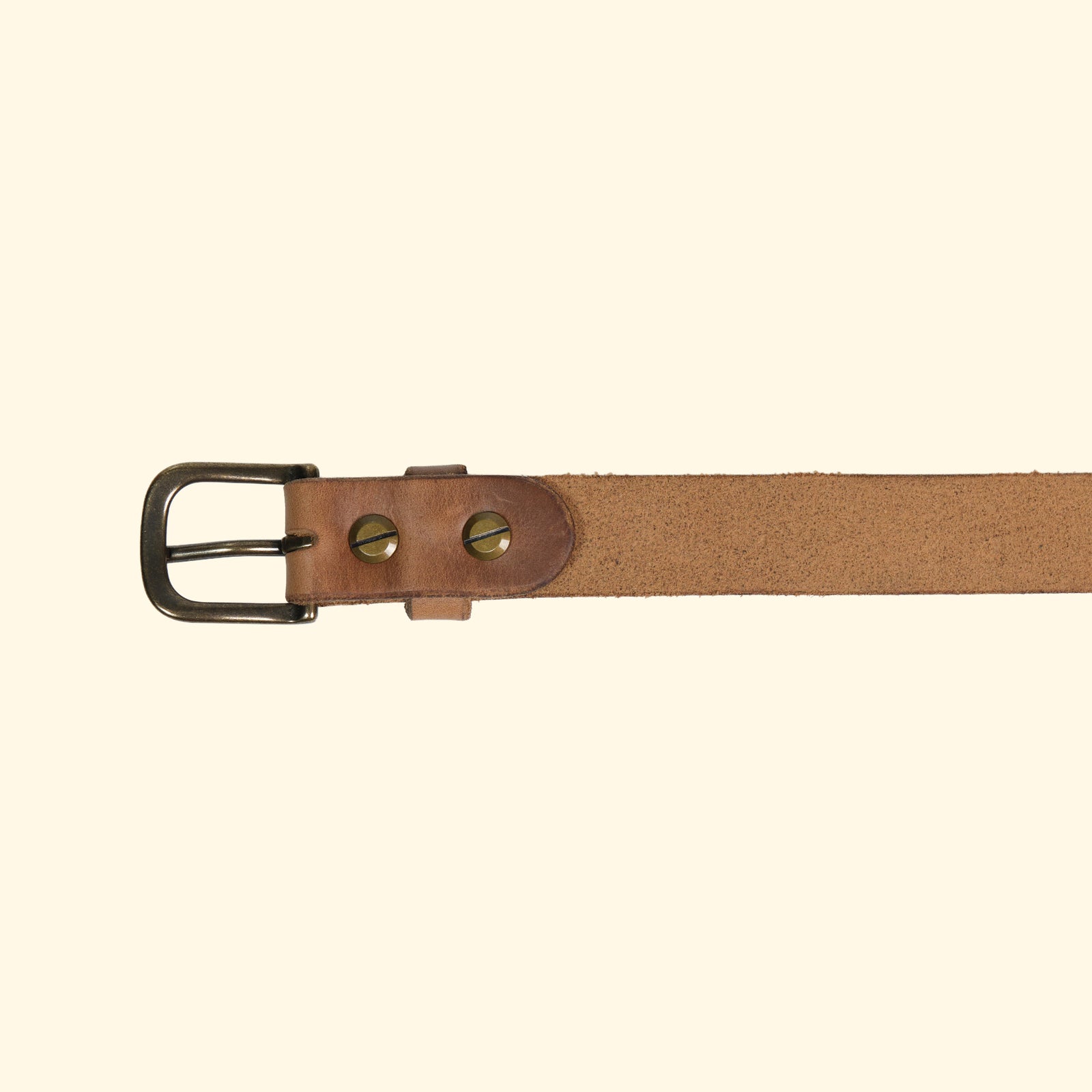 Innenseite des oldpassion Gürtelmodells op belt slim aus Horween Chromexcel in Natural mit antique-farbener Dornschliesse, Lederschlaufe und Schraubbefestigung.