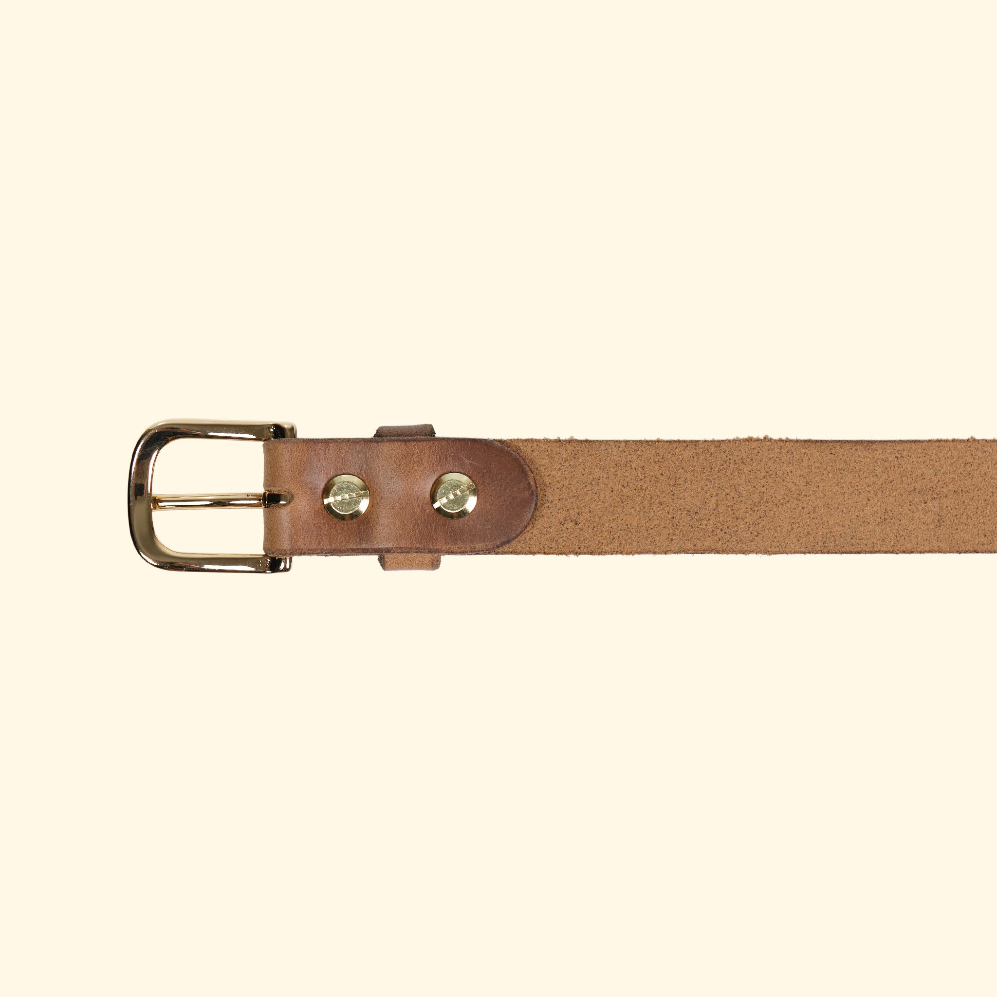 Innenseite des oldpassion Gürtelmodells op belt slim aus Horween Chromexcel in Natural mit goldfarbener Dornschliesse, Lederschlaufe und Schraubbefestigung.