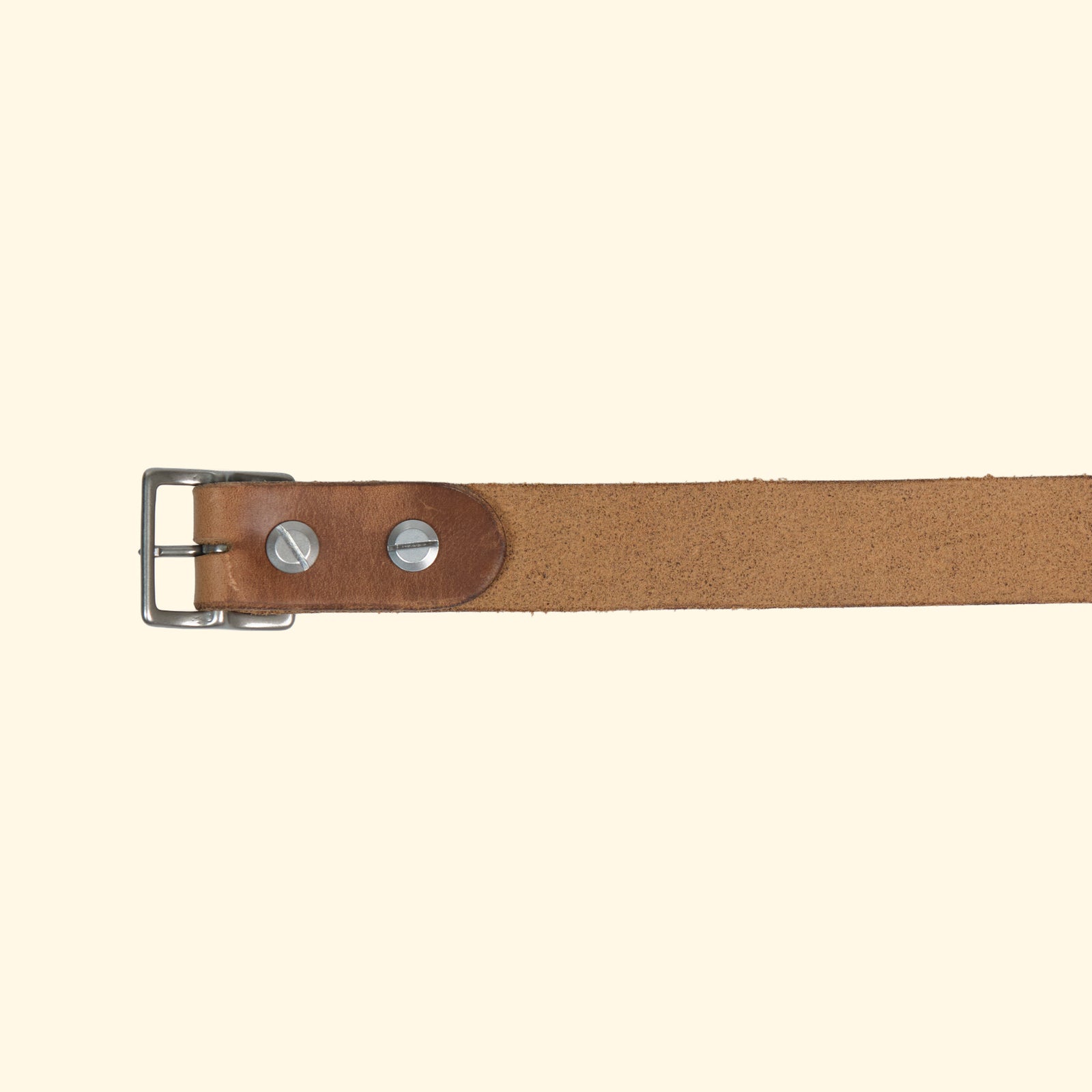 Innenseite des op belt slim aus Horween Chromexcel in Natural mit silberfarbener Dornschliesse und sichtbarer Schraubbefestigung.