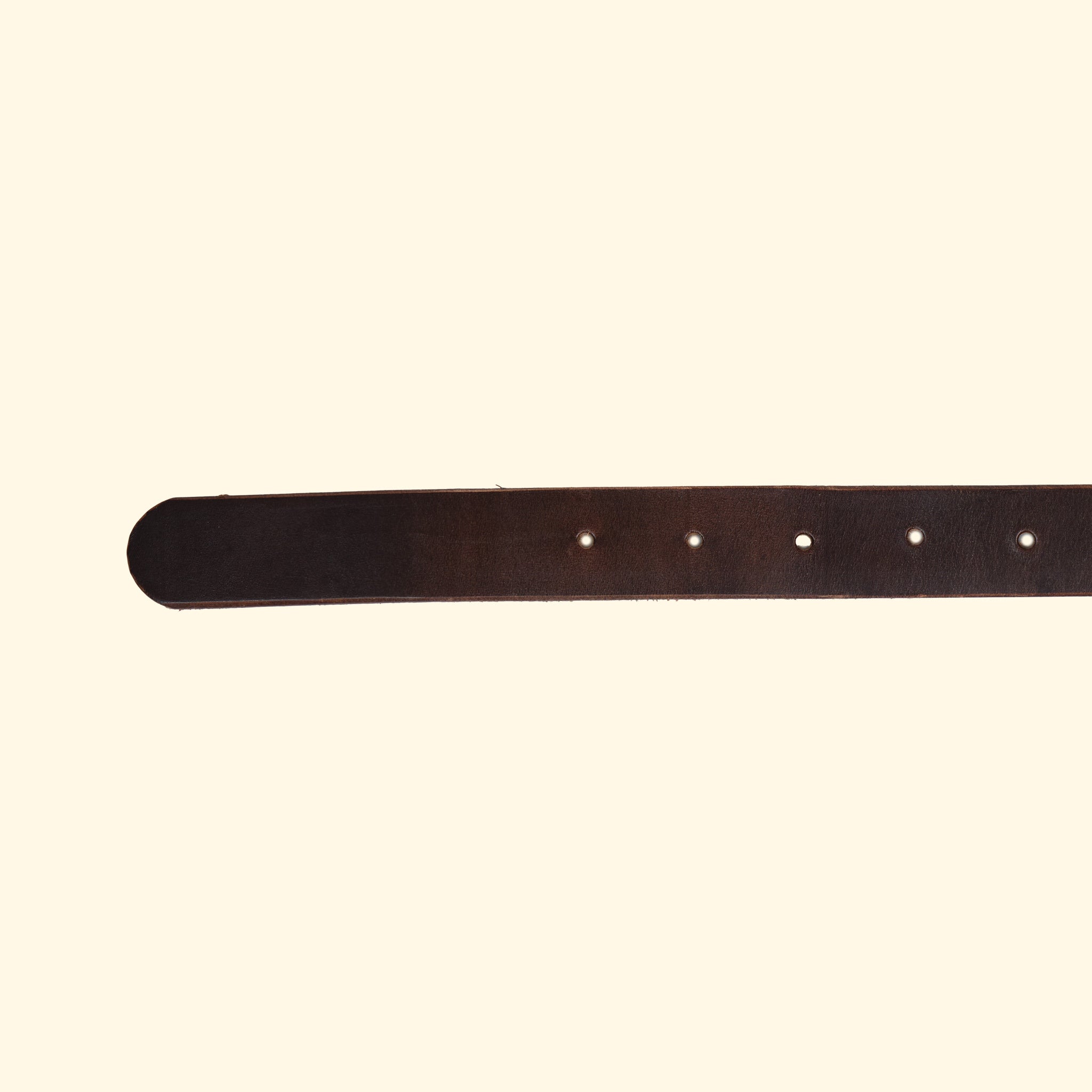 Lochpartie des oldpassion Gürtelmodells op belt slim aus Horween Chromexcel in Dunkelbraun mit abgerundeter Spitze und klassischer Lochung.