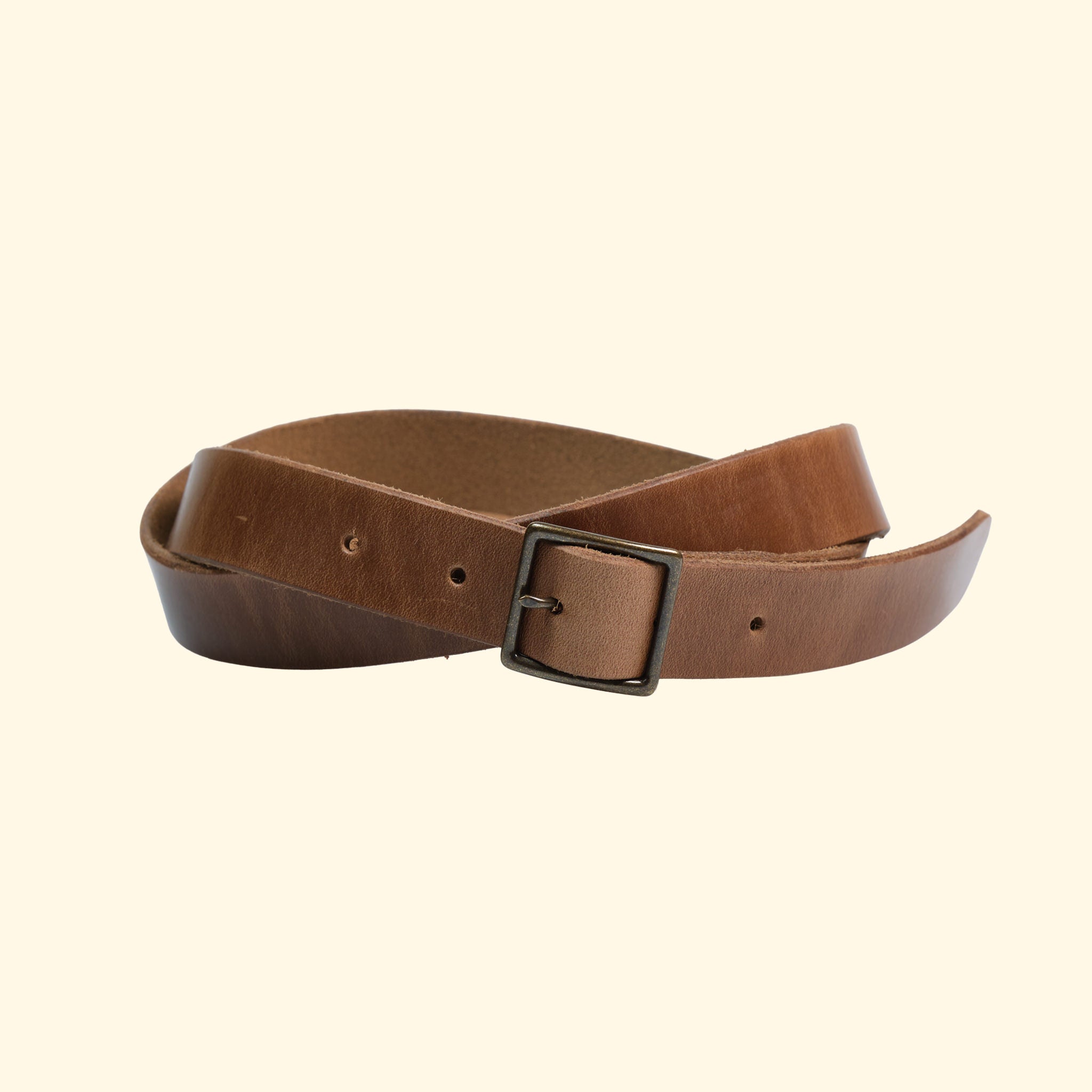 Schmaler Gürtel von oldpassion aus Horween Chromexcel in Natural mit antique-farbener Mittelsteg-Dornschliesse, leicht gedreht dargestellt.