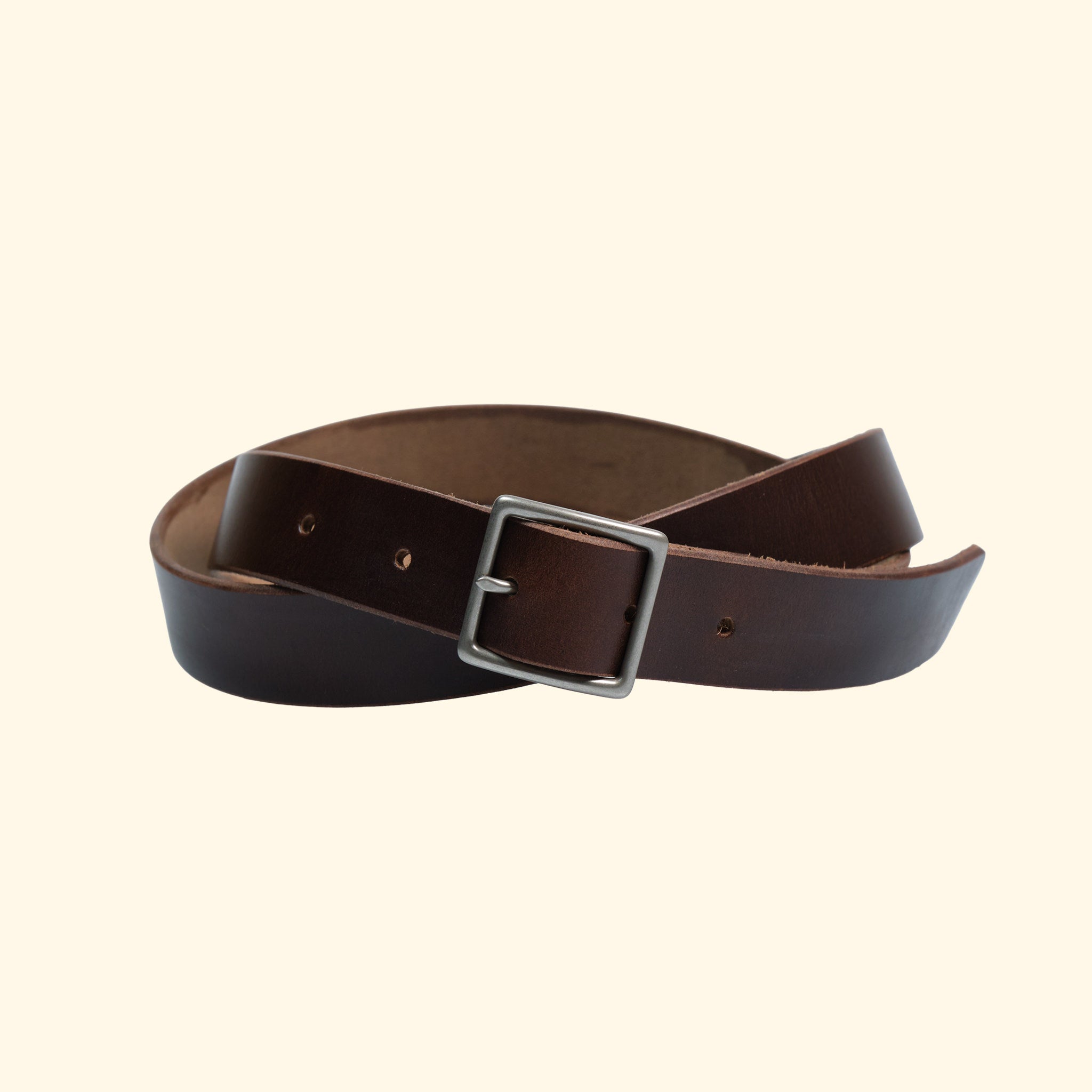 Schmaler Gürtel von oldpassion aus Horween Chromexcel in Dunkelbraun mit silberfarbener Mittelsteg-Dornschliesse, leicht gedreht dargestellt.