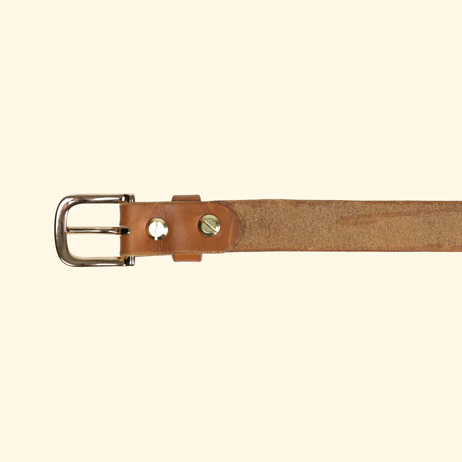 Innenansicht des op belt slim aus Horween Cavalier Leder in Sunflower mit goldfarbener Mittelsteg-Dornschliesse, sichtbarer Schraubbefestigung und natürlicher Lederstruktur.