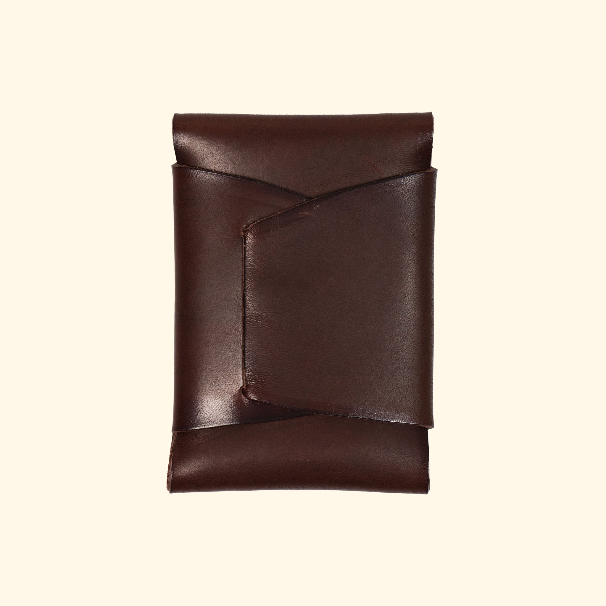 oldpassion Origami Wallet in Dunkelbraun Farbe, Rückansicht, nahtloses Design aus pflanzlich gegerbtem Leder
