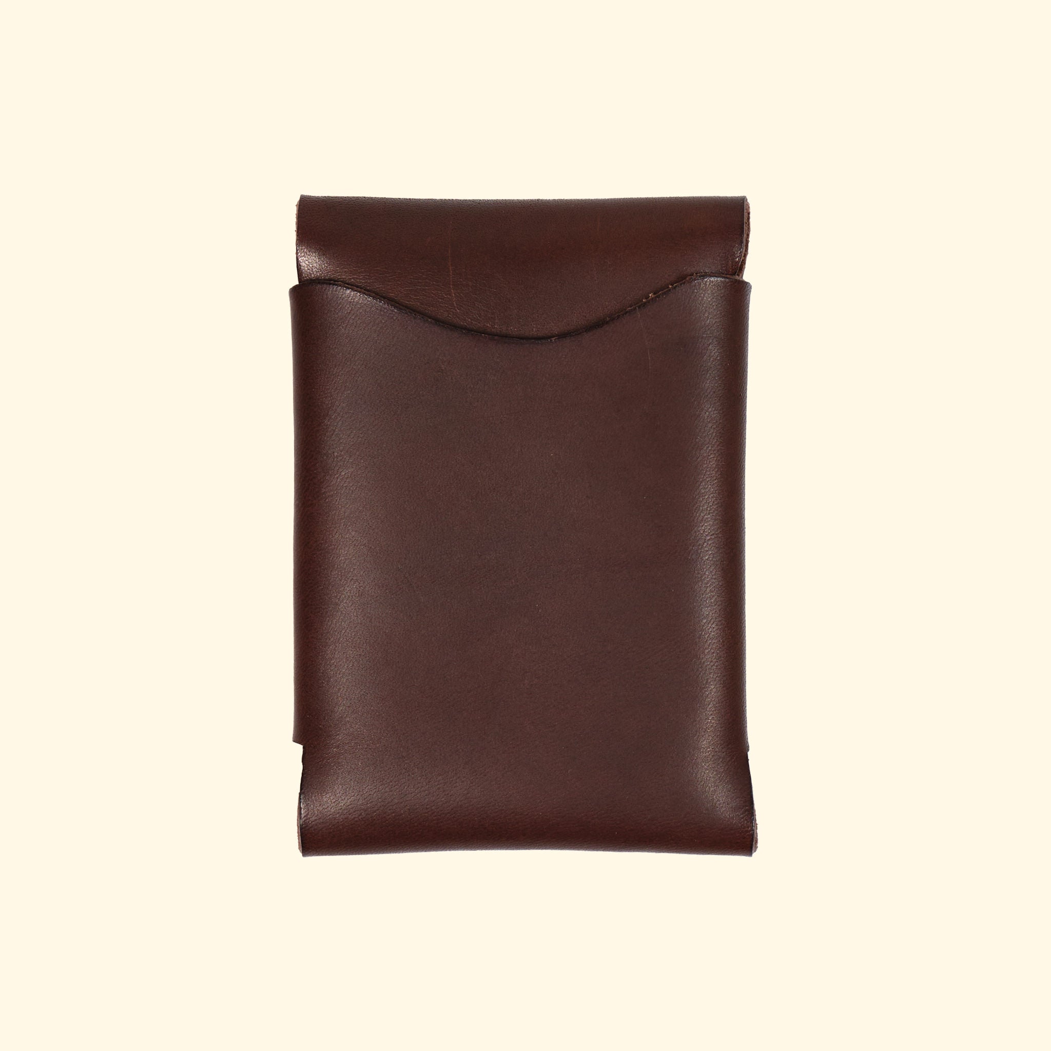 oldpassion Origami Wallet in Dunkelbraun Farbe, Vorderansicht, nahtloses Design aus pflanzlich gegerbtem Leder