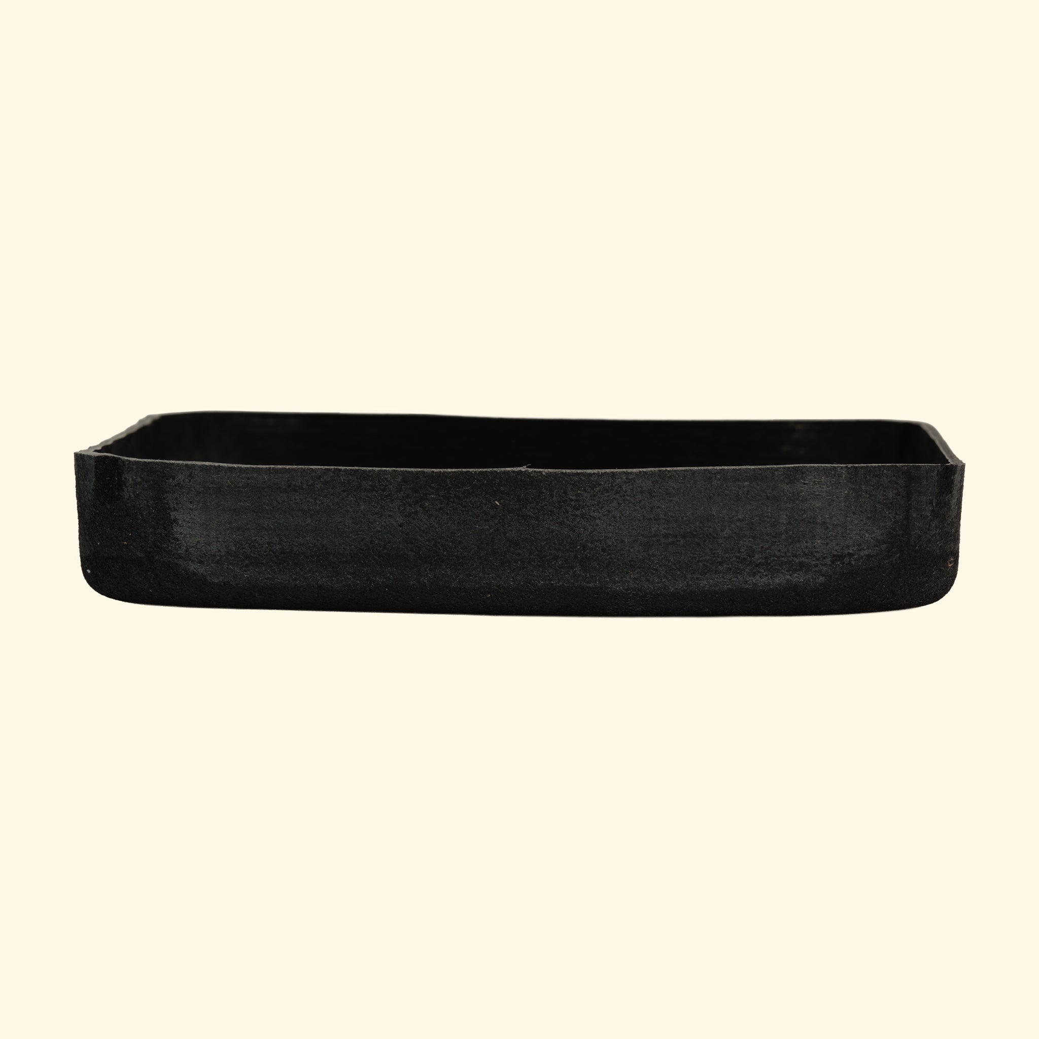 Seitenansicht des schwarzen Leder-Trays von oldpassion für minimalistische und stilvolle Aufbewahrung.