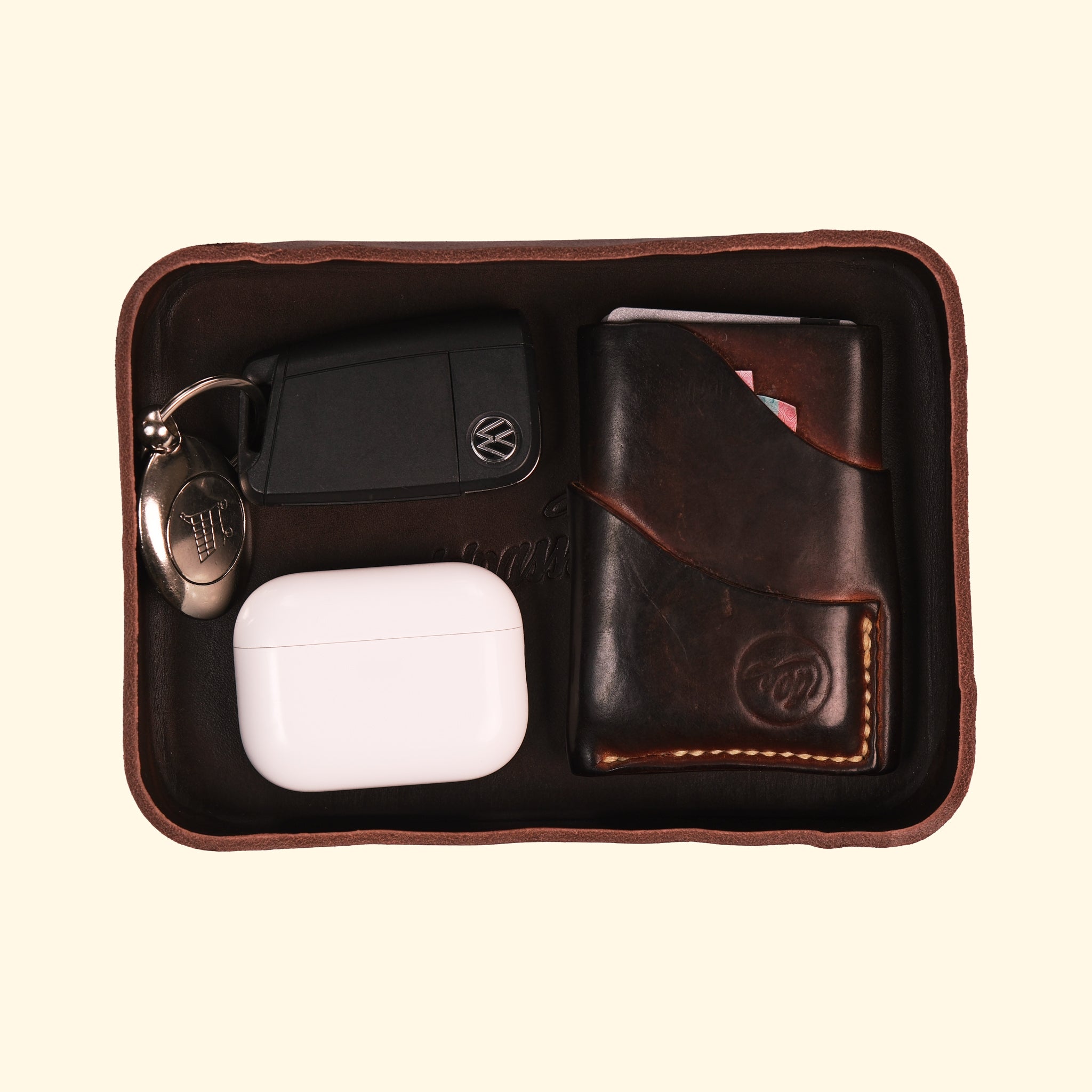 Sleek Tray, Dunkelbraun, Draufsicht mit EDC-Accessoires