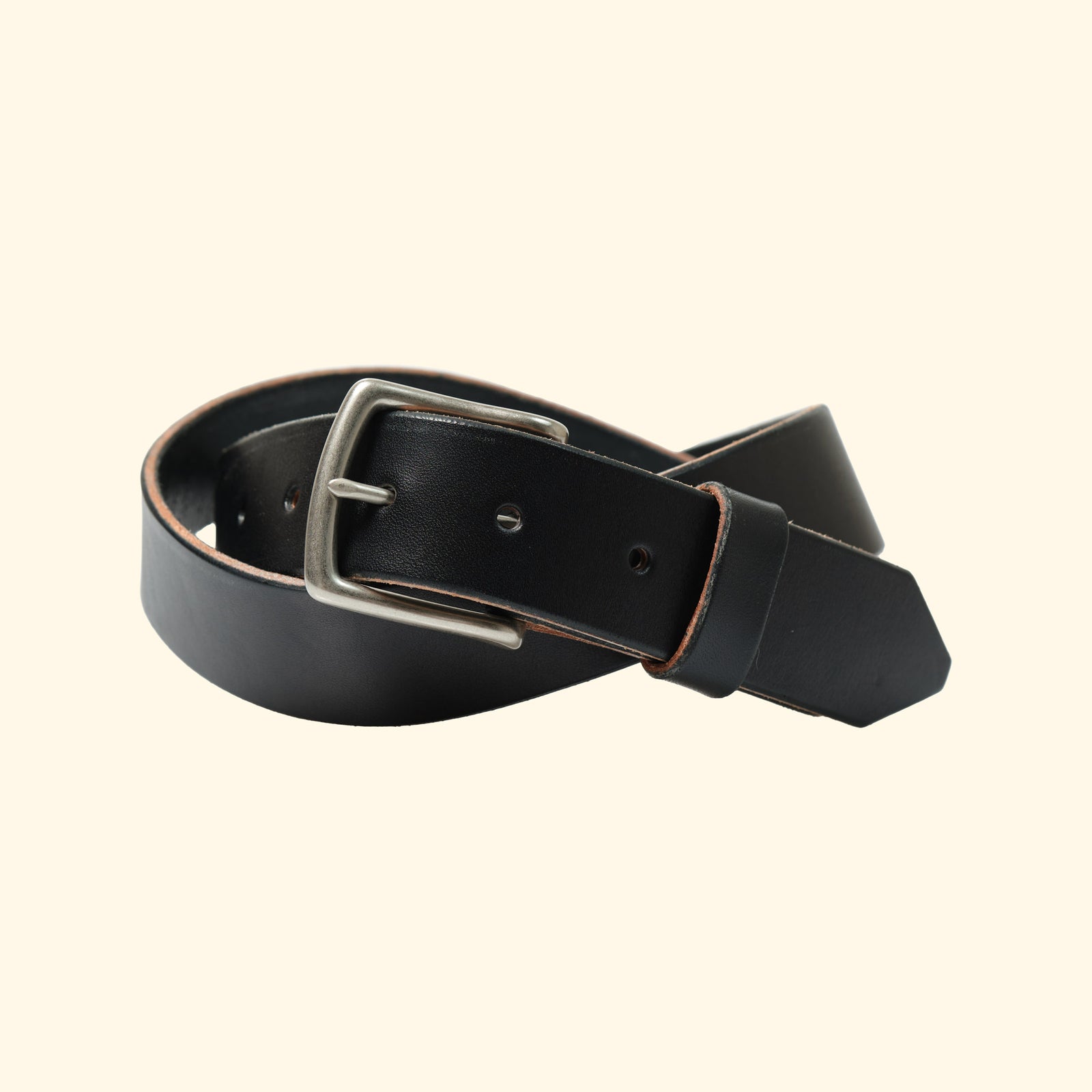 op-belt-langlebiger-Ledergürtel-auf-Mass-black-matte-schnalle-silver-brass-frontview