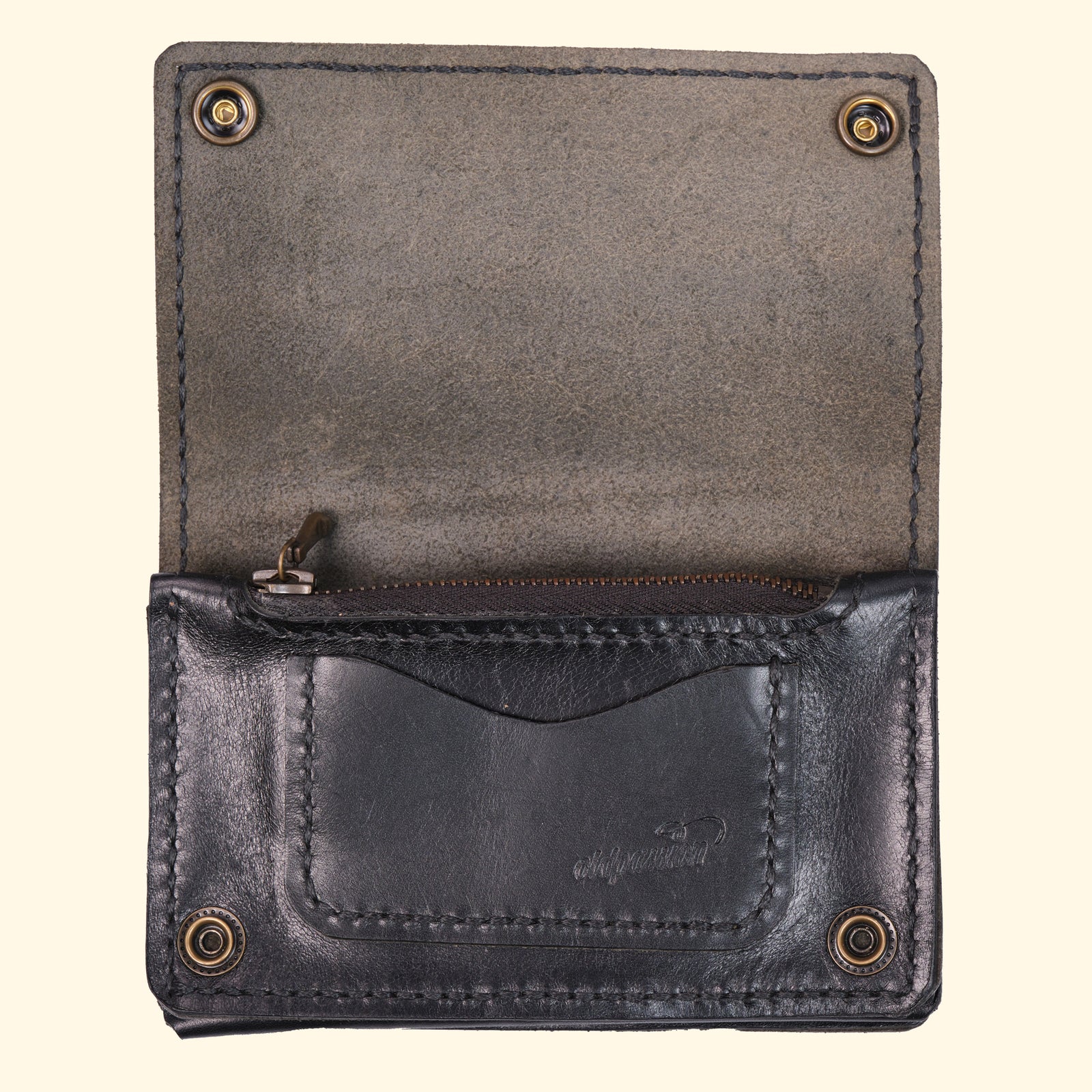 Trucker-Wallet-Extravagantes-Leder-Portemonnaie-schwarz-Leder-antique-hardware-oldpassion-from-prison-with-love-Vorderseite-geoeffnet
