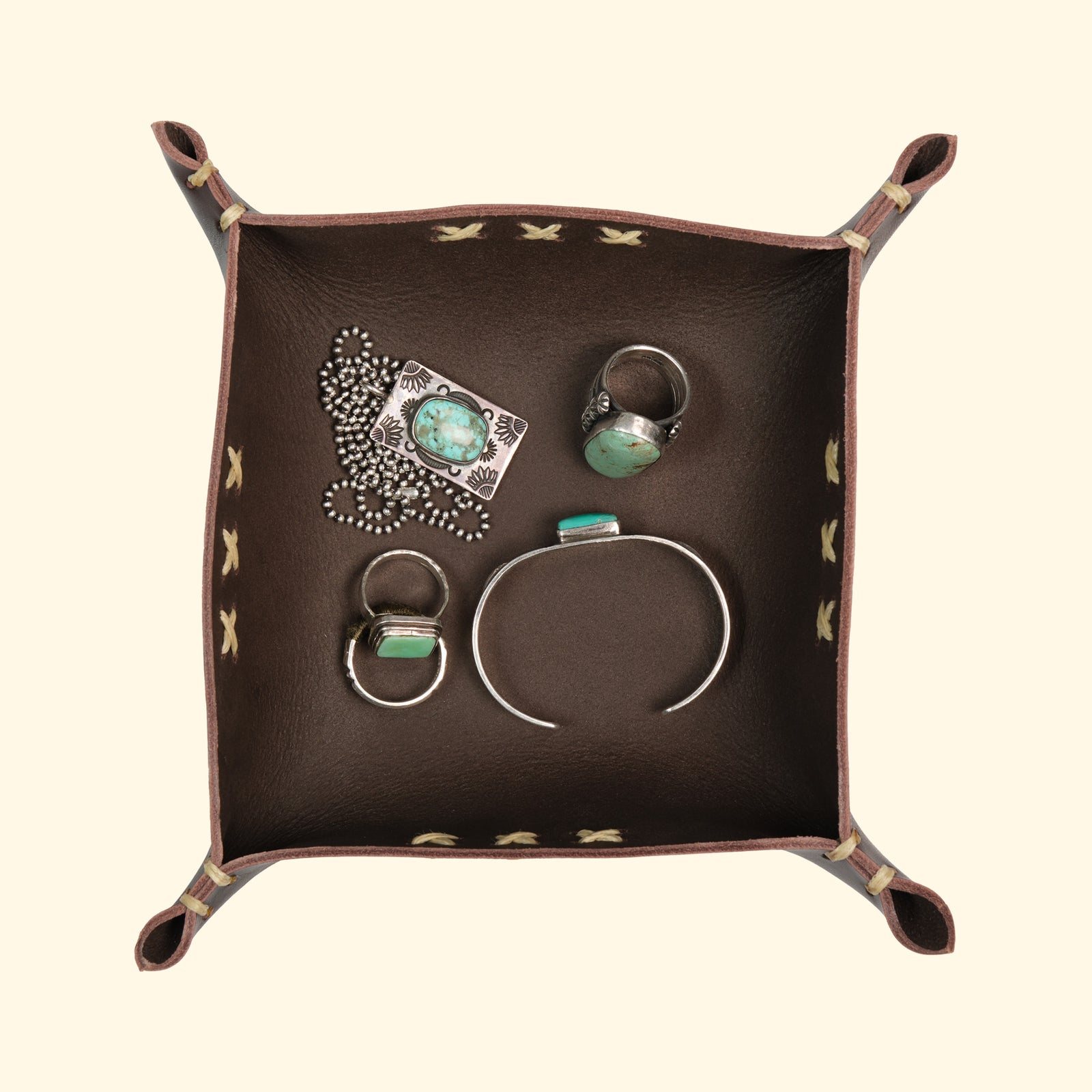 leather-tray-Taschenleerer-quadratisch-Schale-Aufbewahrung-Leder-dunkelbraun-vorderseite-every-day-carry-goods