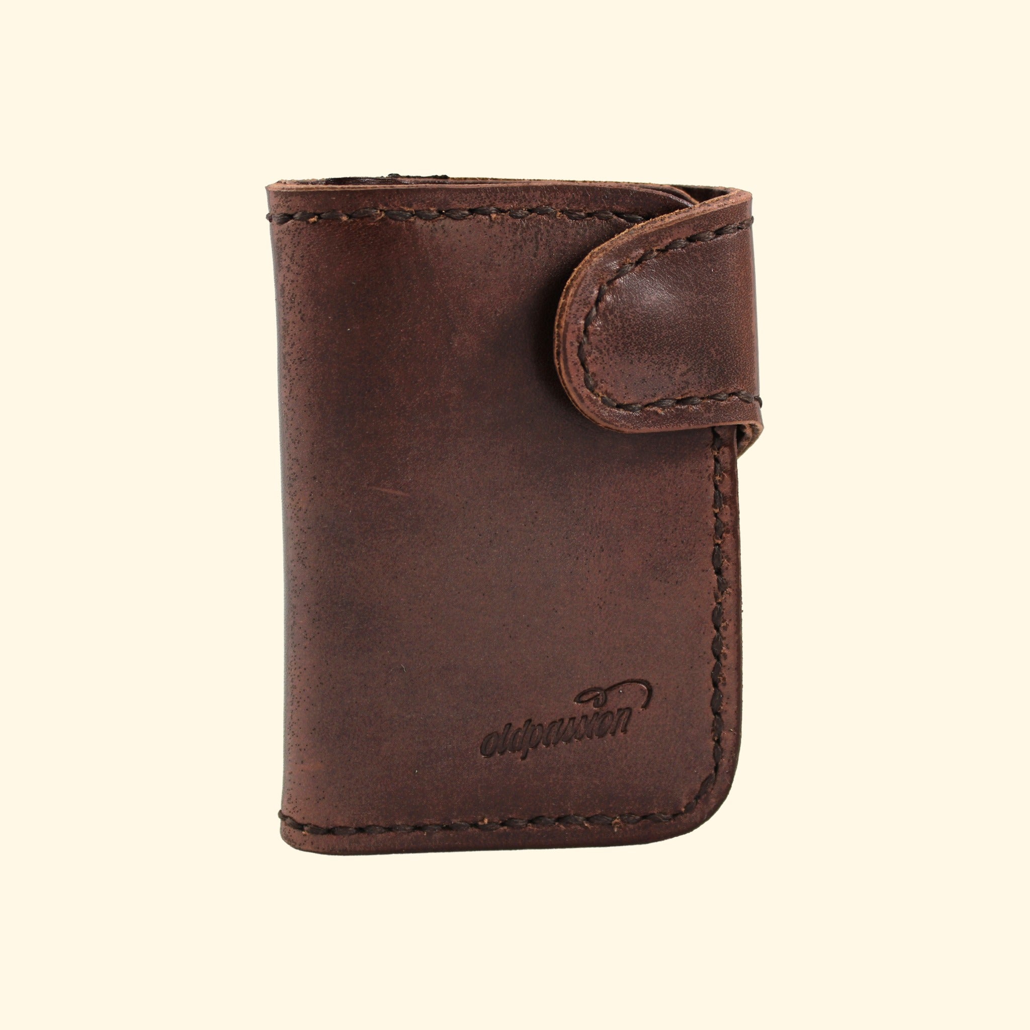 Oldpassion Snap Wallet aus dunkelbraunem Leder mit dunkelbraunem Faden, Vorderansicht