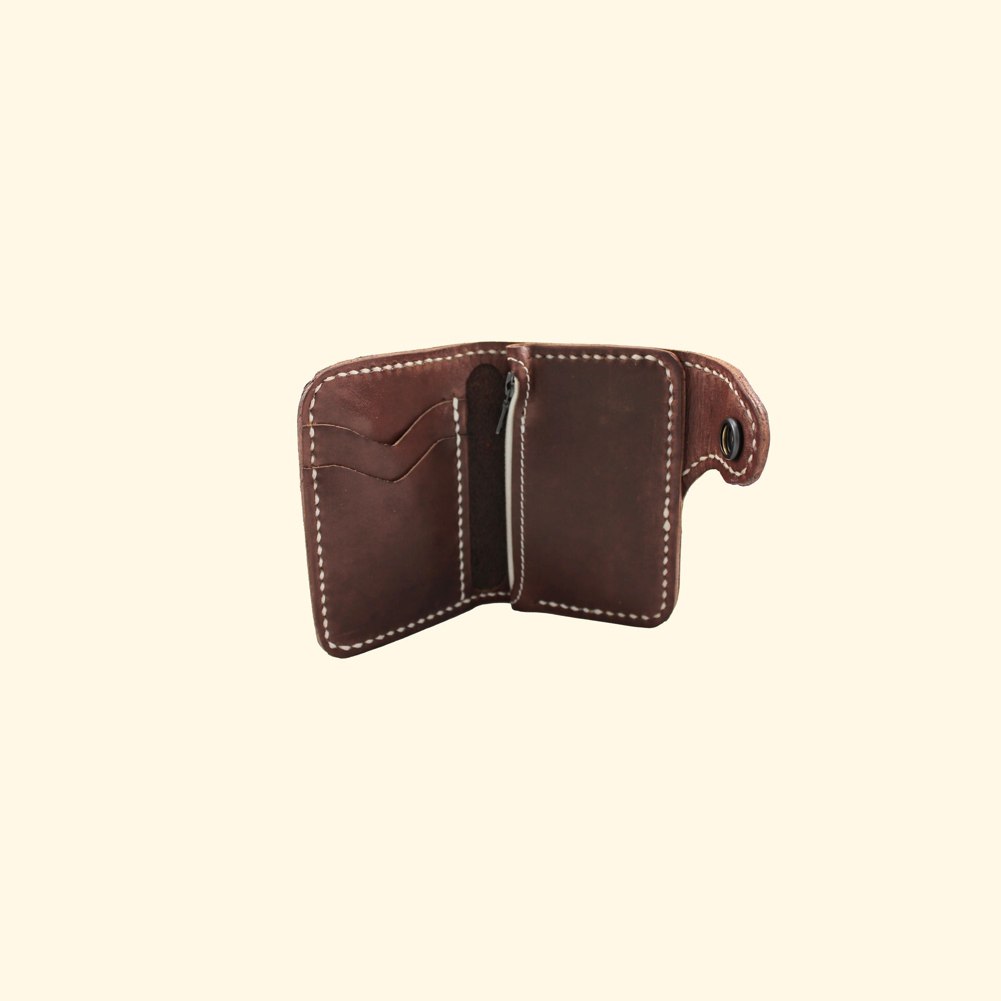 Geöffnetes Oldpassion Snap Wallet aus dunkelbraunem Leder mit rohweissem Faden und Kartenfächern